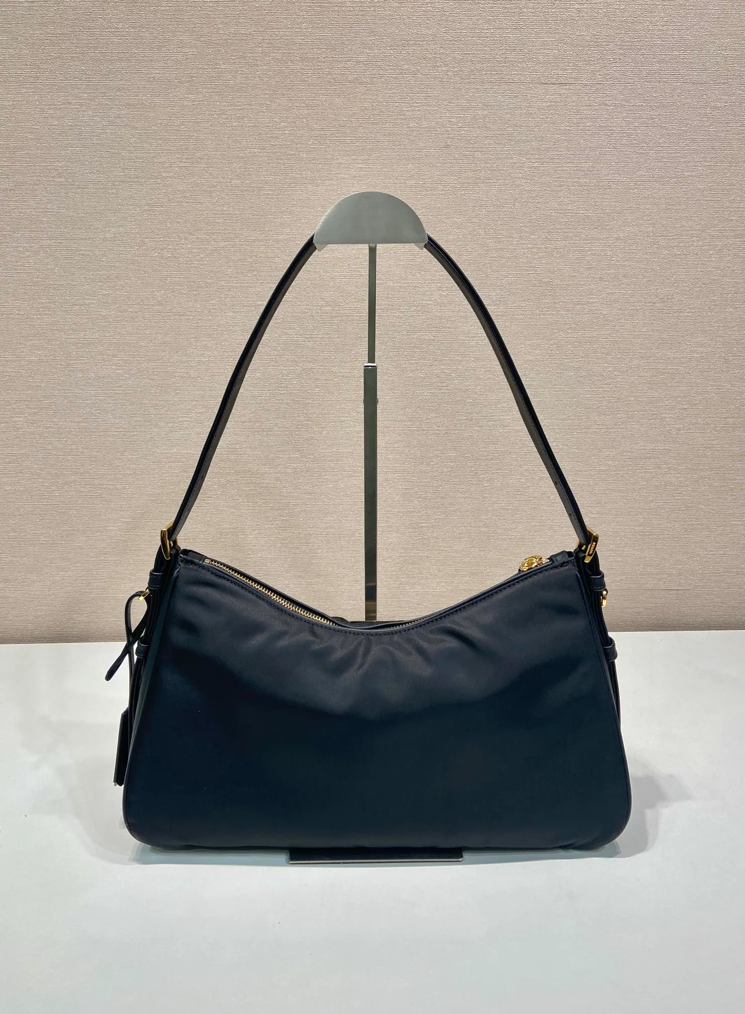 💰1260🎉New style🎉1BC232 Nylon Lock Bag🎉 This Tessuto Locker shoulder bag has a modern and versatile style and is made of Re-Nylon material. Finished with fine calfskin details. Adjustable leather shoulder strap, spacious capacity, with zipper and favorite padlock closure😘😘Another popular style that will never go out of style🎉Hurry up and get it now Length 34x Height 19.5x Bottom 10cm🎉🎉