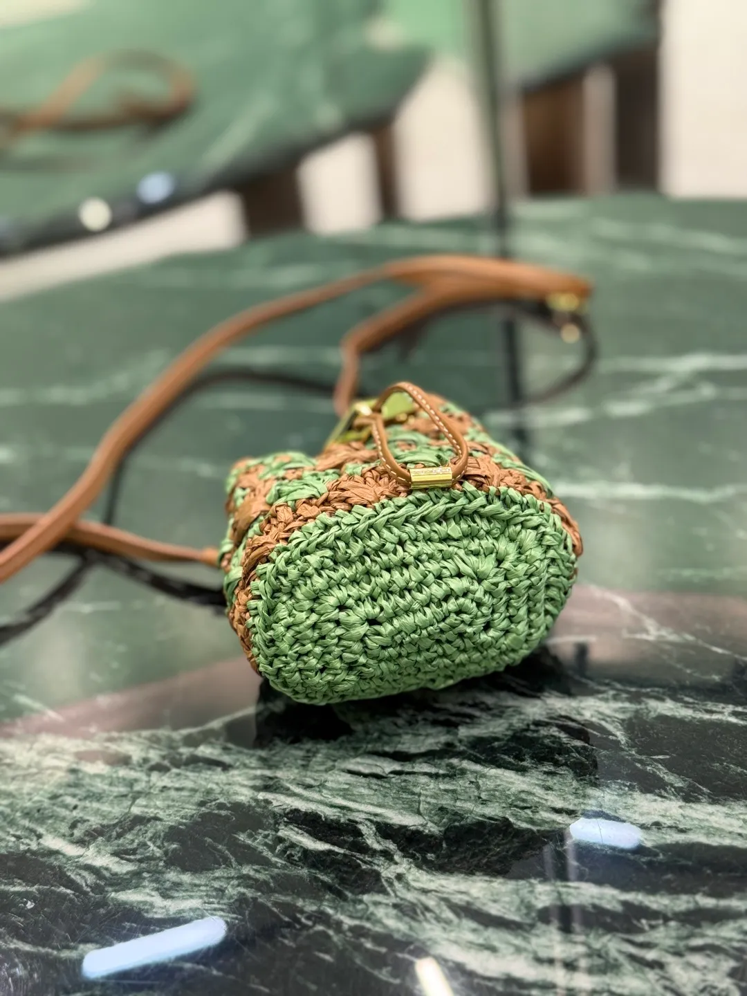💰900🌟Knitted small bucket The hand-knitted mini bucket is so beautiful! A colorful triangle logo in alternating and enameled metal adorns the fastening. The matching leather shoulder strap can be worn cross-body. so cute! Size: length 10x height 12x bottom 7cm Style number: 1NR040