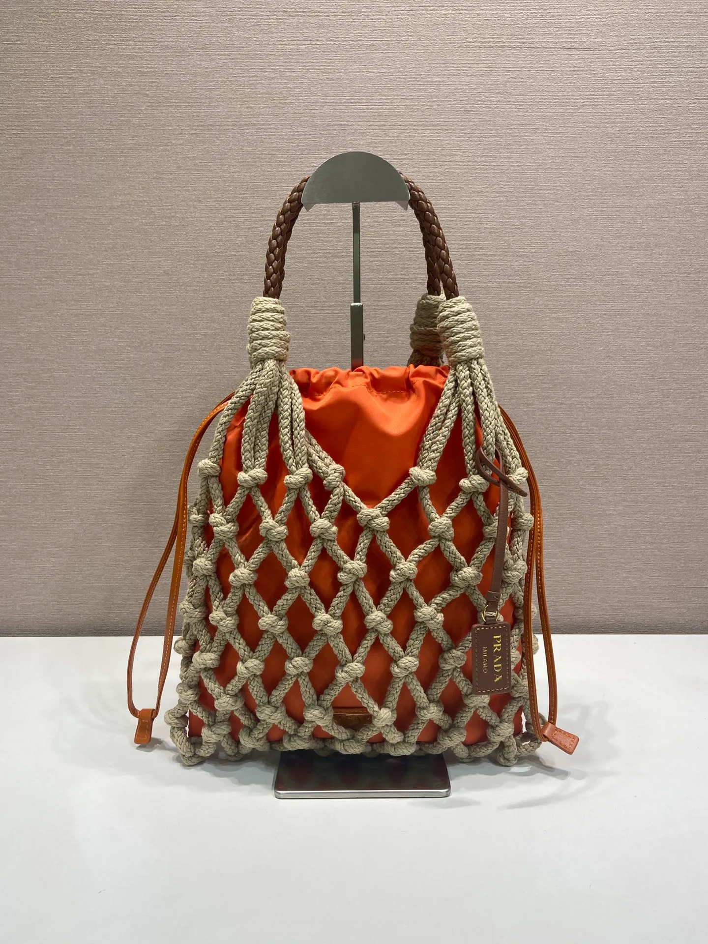 💰1060🎉New arrival🎉1BC111 weaving🎉🎉 The macramé design of this handmade cord bag is made of purely hand-woven and nylon fabrics, which embodies fresh elegance and a true sense of freedom. Braided leather handle, detachable leather pendant and metal hardware, detachable drawstring, 2-in-1 design, large capacity and very stylish. Hurry up and get it🎉🎉Inside nylon: length 29x height 35cm, outer woven bag: length 30x height 37cm