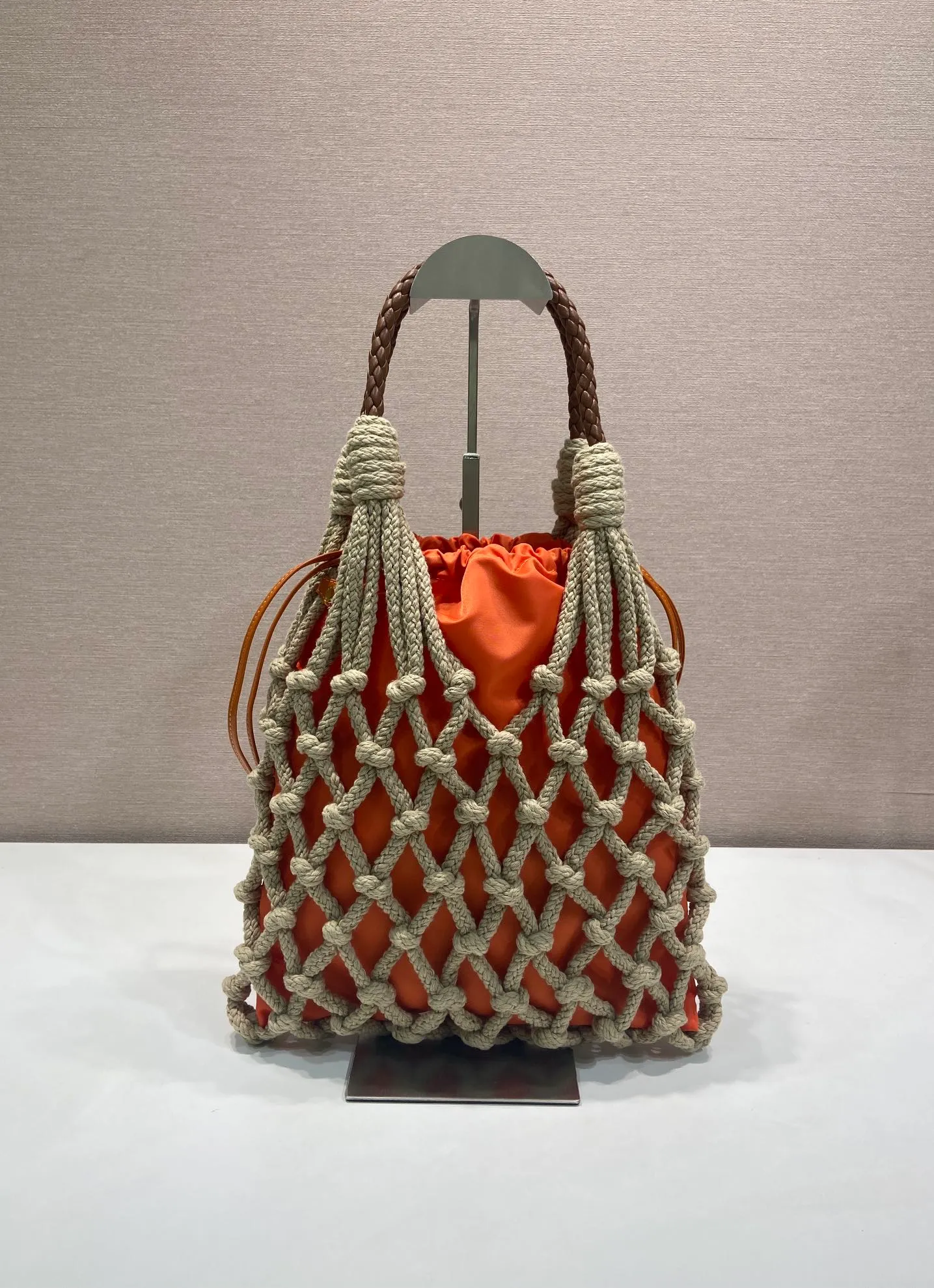💰1060🎉New arrival🎉1BC111 weaving🎉🎉 The macramé design of this handmade cord bag is made of purely hand-woven and nylon fabrics, which embodies fresh elegance and a true sense of freedom. Braided leather handle, detachable leather pendant and metal hardware, detachable drawstring, 2-in-1 design, large capacity and very stylish. Hurry up and get it🎉🎉Inside nylon: length 29x height 35cm, outer woven bag: length 30x height 37cm