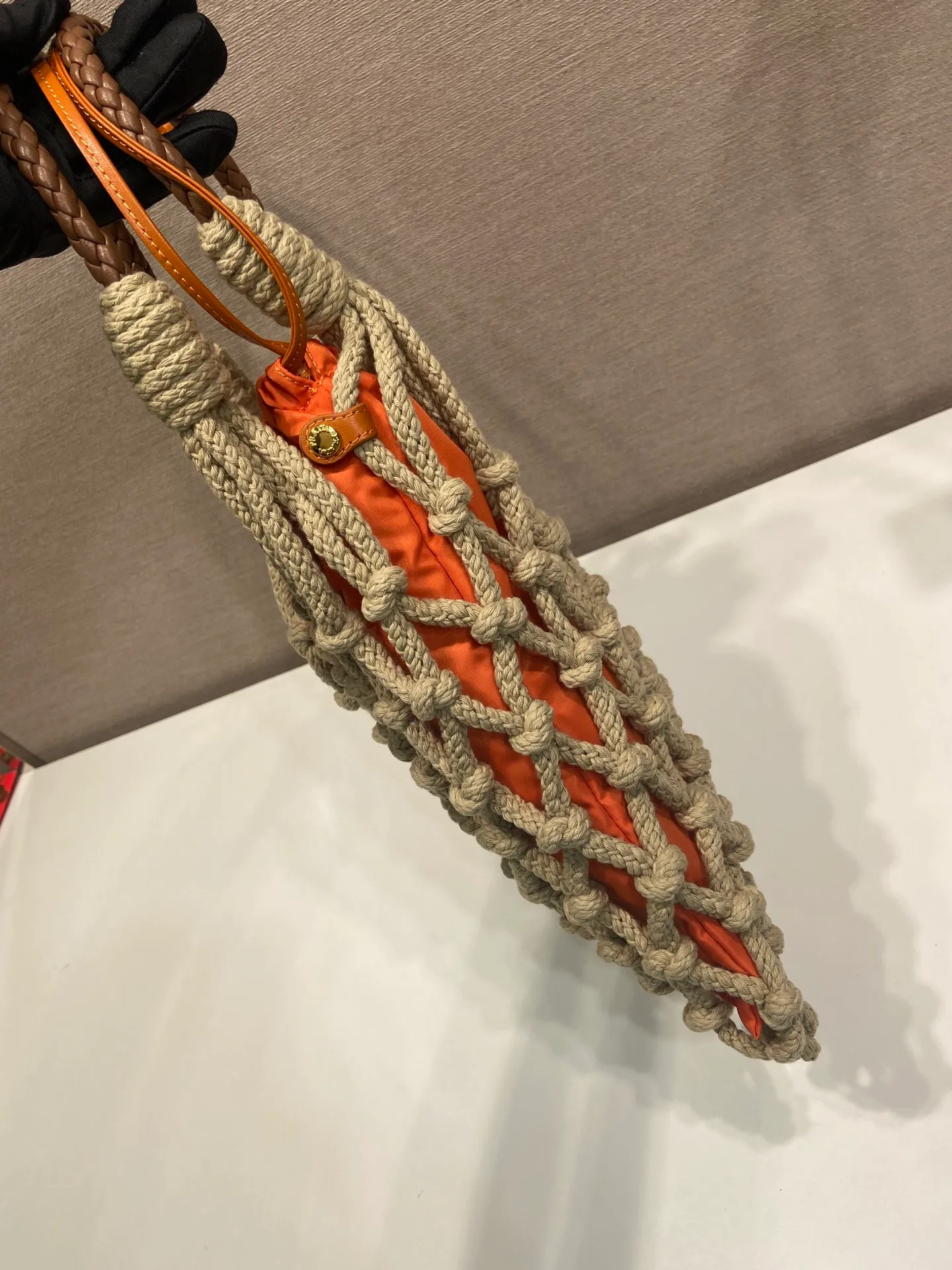 💰1060🎉New arrival🎉1BC111 weaving🎉🎉 The macramé design of this handmade cord bag is made of purely hand-woven and nylon fabrics, which embodies fresh elegance and a true sense of freedom. Braided leather handle, detachable leather pendant and metal hardware, detachable drawstring, 2-in-1 design, large capacity and very stylish. Hurry up and get it🎉🎉Inside nylon: length 29x height 35cm, outer woven bag: length 30x height 37cm