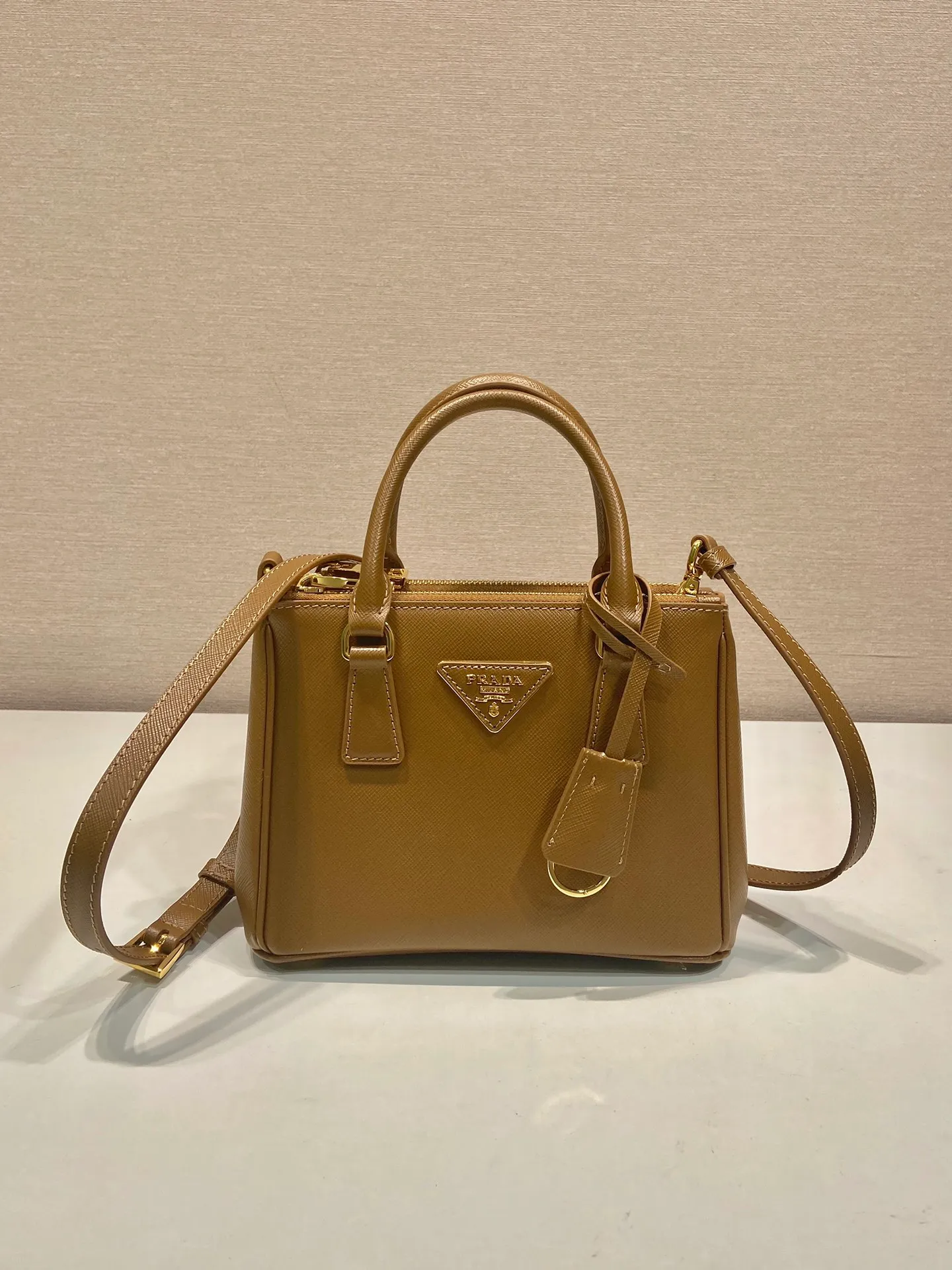 💰1700, 🎉mini killer🎉1BA906, this Galleria handbag is made of iconic Saffiano leather, equipped with a detachable shoulder strap, top brushed hardware👍👍, it is a chic interpretation of classic and timeless elegance. For beauties in the current era of fashionable small bags. It’s worth owning, it can be used easily for girls’ daily travel📱💄🚗🔑, it has a large capacity, is beautiful and practical🙊🙊It is a bag that will never go out of style anytime you use it😘😘Hurry up and get it👏👏 Length 20x Height 15x Bottom 9.5cm