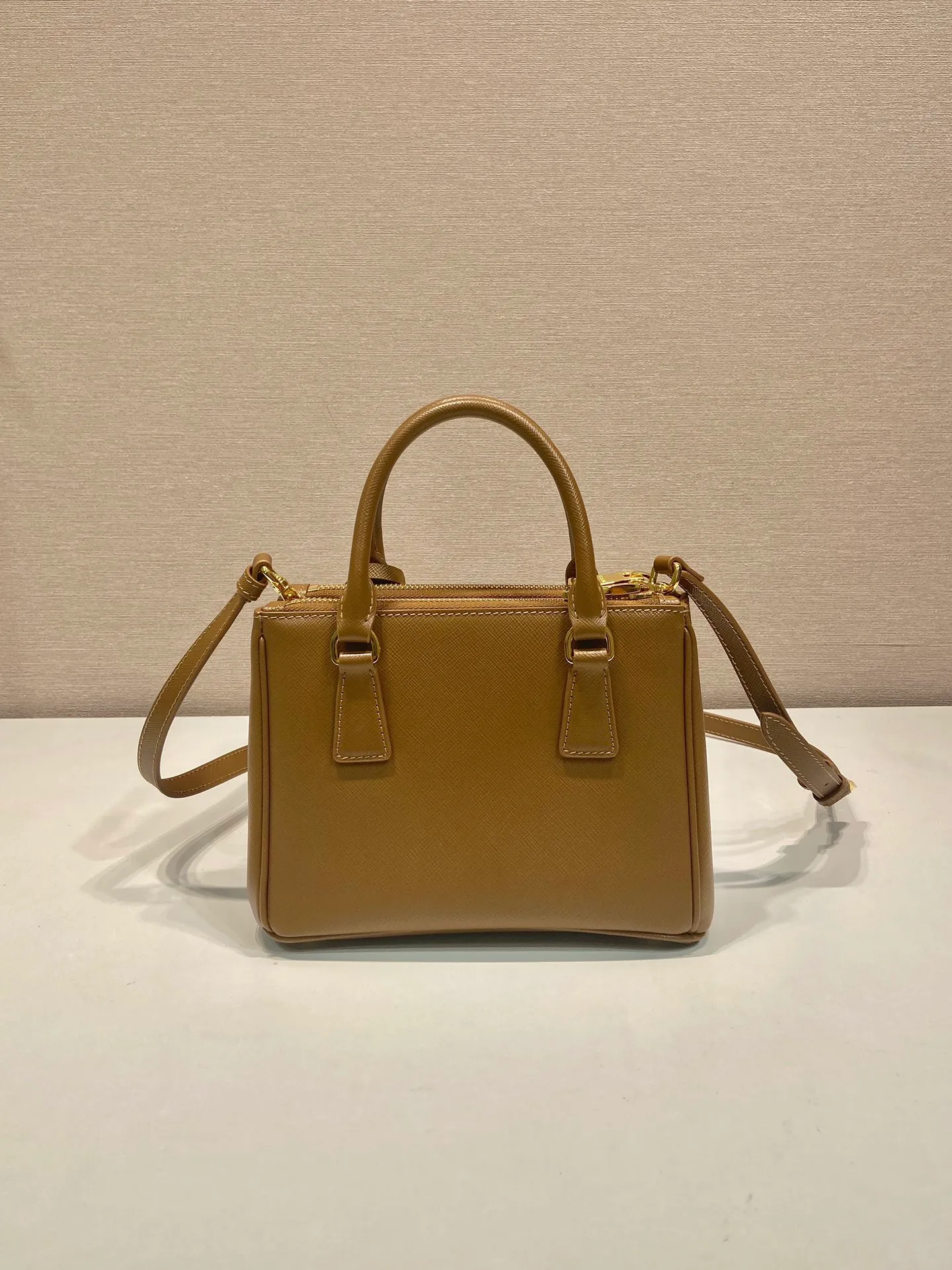 💰1700, 🎉mini killer🎉1BA906, this Galleria handbag is made of iconic Saffiano leather, equipped with a detachable shoulder strap, top brushed hardware👍👍, it is a chic interpretation of classic and timeless elegance. For beauties in the current era of fashionable small bags. It’s worth owning, it can be used easily for girls’ daily travel📱💄🚗🔑, it has a large capacity, is beautiful and practical🙊🙊It is a bag that will never go out of style anytime you use it😘😘Hurry up and get it👏👏 Length 20x Height 15x Bottom 9.5cm