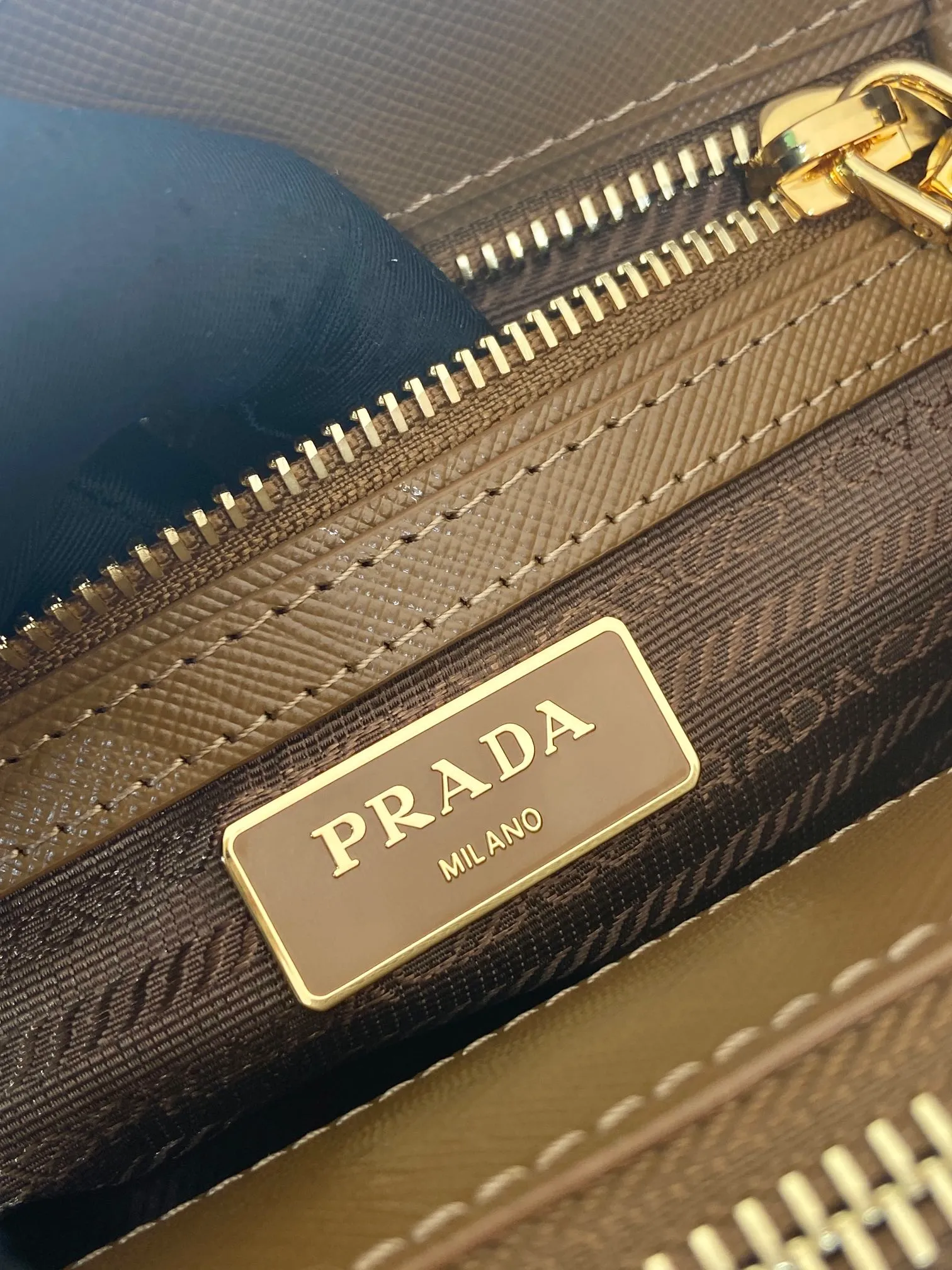 💰1700, 🎉mini killer🎉1BA906, this Galleria handbag is made of iconic Saffiano leather, equipped with a detachable shoulder strap, top brushed hardware👍👍, it is a chic interpretation of classic and timeless elegance. For beauties in the current era of fashionable small bags. It’s worth owning, it can be used easily for girls’ daily travel📱💄🚗🔑, it has a large capacity, is beautiful and practical🙊🙊It is a bag that will never go out of style anytime you use it😘😘Hurry up and get it👏👏 Length 20x Height 15x Bottom 9.5cm