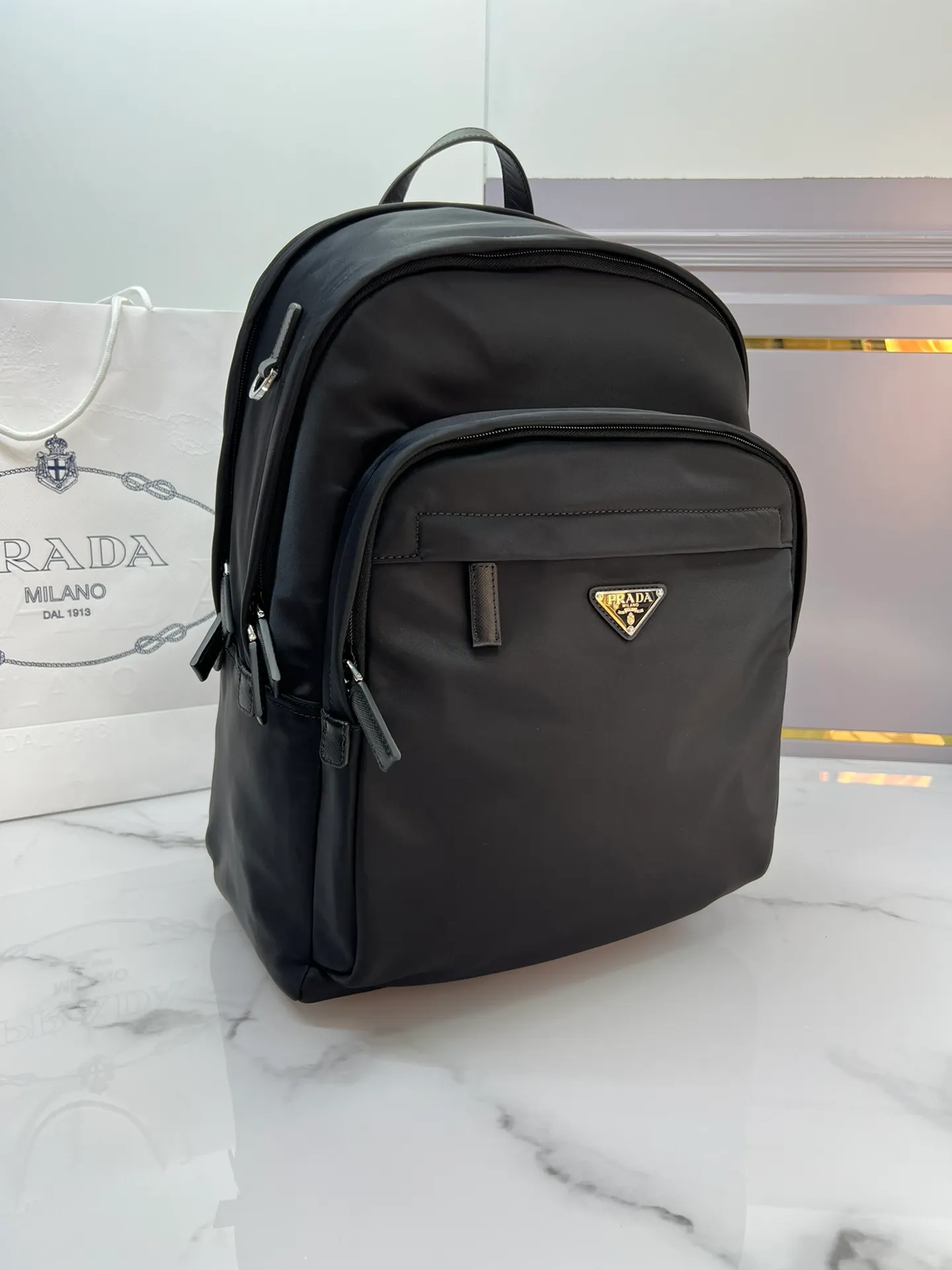 💰1320✨New hot product✨Original quality P family latest model 2VZ048 Triangular enamel nameplate logo Imported original parachute fabric Using imported equipment✈️+ The lines are all clear ZP synchronization hardware accessories Two zipper outer pockets The back padding has perfect details comparable to ZP Fashionable and versatile, a must-have for business trips Size 31*20*43.5🎁