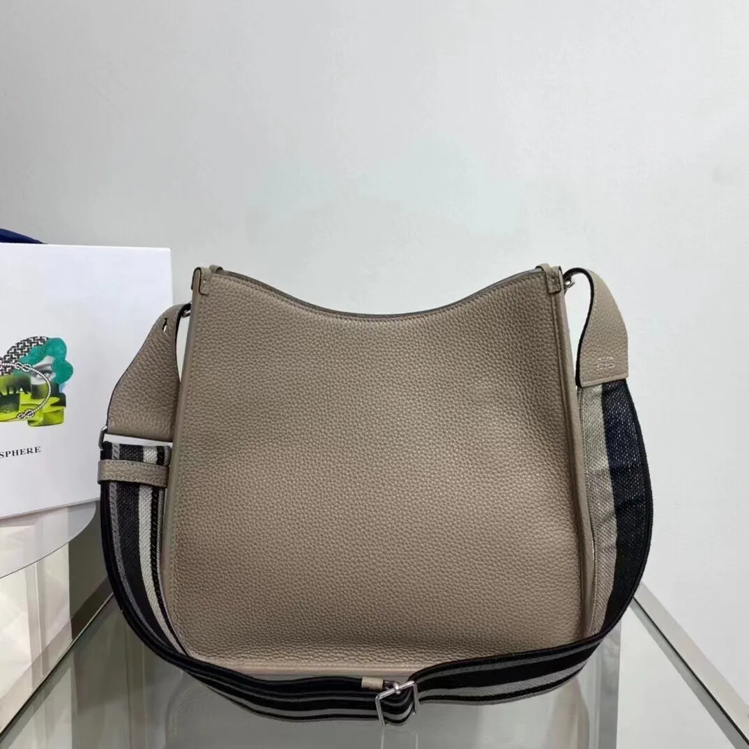 p1400¥👏New fabric cross-body bag👏1BC073/large tote bag This leather mini shoulder bag has a simple design. A metallic triangle logo on the front adds signature tone. Equipped with detachable/adjustable logo printed webbing, the upper body effect is very beautiful😘😘highlighting its modern style. High fashion is the main fashion for daily matching. Hurry up and get it, it’s so beautiful👏👏Length 30xH 28xH 12cm👏👏👏😘😘😘