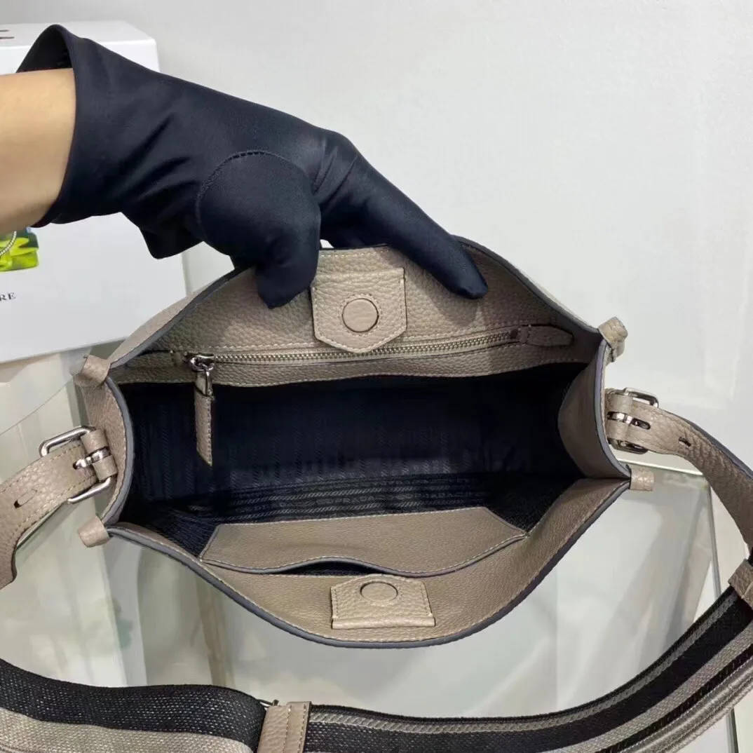 p1400¥👏New fabric cross-body bag👏1BC073/large tote bag This leather mini shoulder bag has a simple design. A metallic triangle logo on the front adds signature tone. Equipped with detachable/adjustable logo printed webbing, the upper body effect is very beautiful😘😘highlighting its modern style. High fashion is the main fashion for daily matching. Hurry up and get it, it’s so beautiful👏👏Length 30xH 28xH 12cm👏👏👏😘😘😘