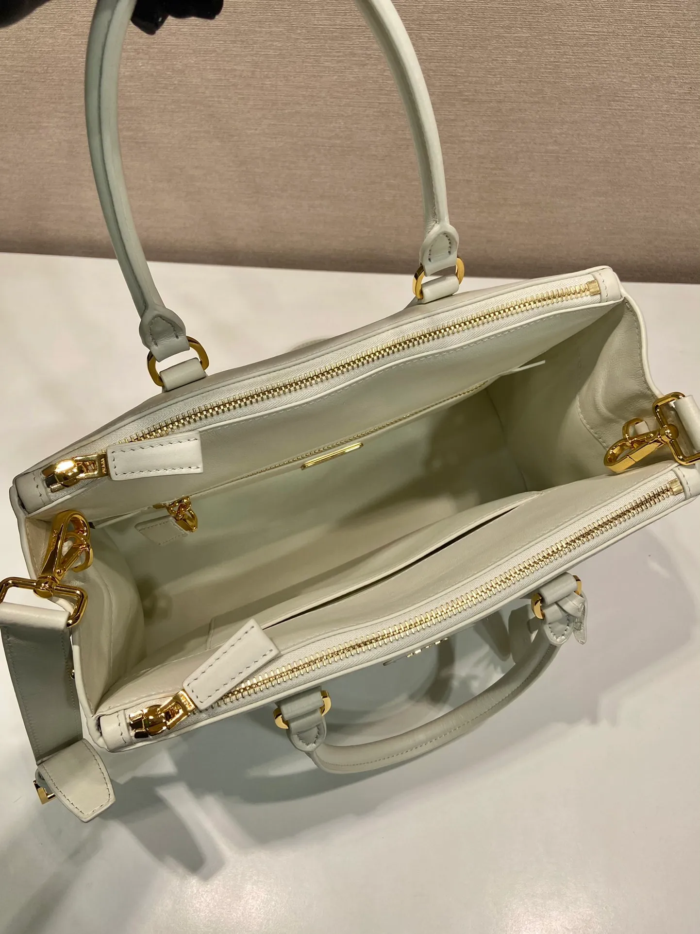 💰2040🎉New killer bag🎉1BA274 large plain style🎉🎉 This classic popular style is designed with new material calfskin and interior lambskin🎉🎉Featuring classic three compartments and gold metal hardware accessories, Equipped with a detachable calfskin long shoulder strap, it can be carried by hand or shoulder. It is practical and fashionable. Baby, hurry up and get it🎉🎉 Length 32x Height 22.5x Bottom 13.5cm🎉🎉🎉💰💰💰