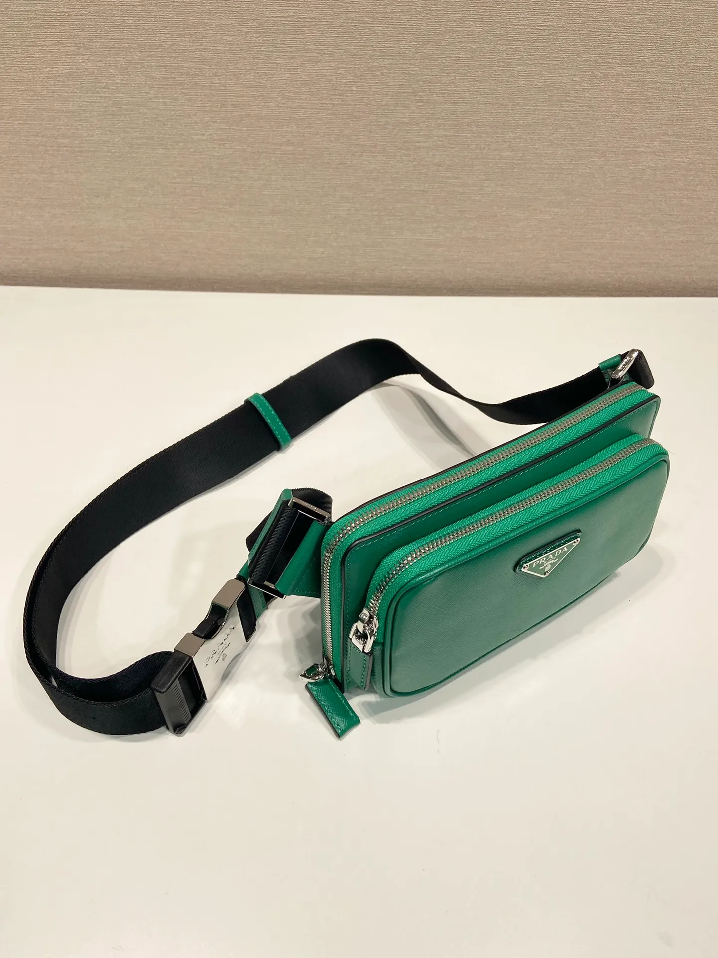 💰1320🎉New waist bag🎉2VH156🎉 This simple and versatile waist bag/chest bag adopts imported cross pattern, showing modern charm with technological details. Regenerated nylon adjustable shoulder strap with top-grade metal buckle and external zippered pocket, small back pocket and internal card slots. Very functional and the upper body effect is very cool. Another popular style that never goes out of style🎉🎉 Length 21x Height 13x Bottom 2.5cm