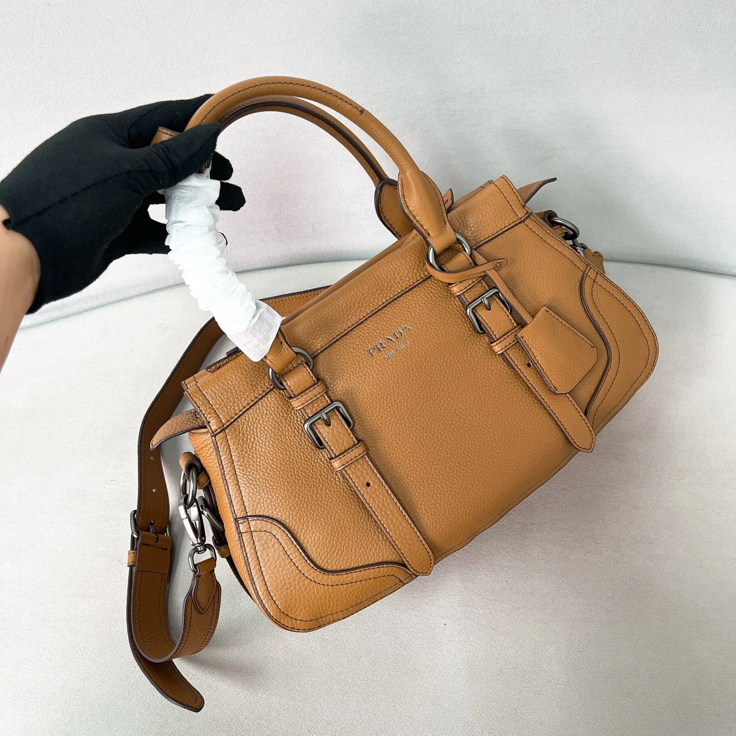 💰1900🌟New product launch🌟2025 autumn and winter new pebbled tote bag 1BG604 is carefully made of imported deerskin. Delicate irregular texture creates a luxurious texture. Reinforced corner design shows the spirit of craftsmanship. Full leather handle➕Detachable and adjustable shoulder strap. Embossed letter logo on the front. It is not only practical, lightweight but also good-looking. The spacious internal double compartment is simply awesome👏 The new favorite of fashionistas. The perfect details are comparable to brick cabinets. Super awesome 5🌟 Size: 35*22*11cm caramel color