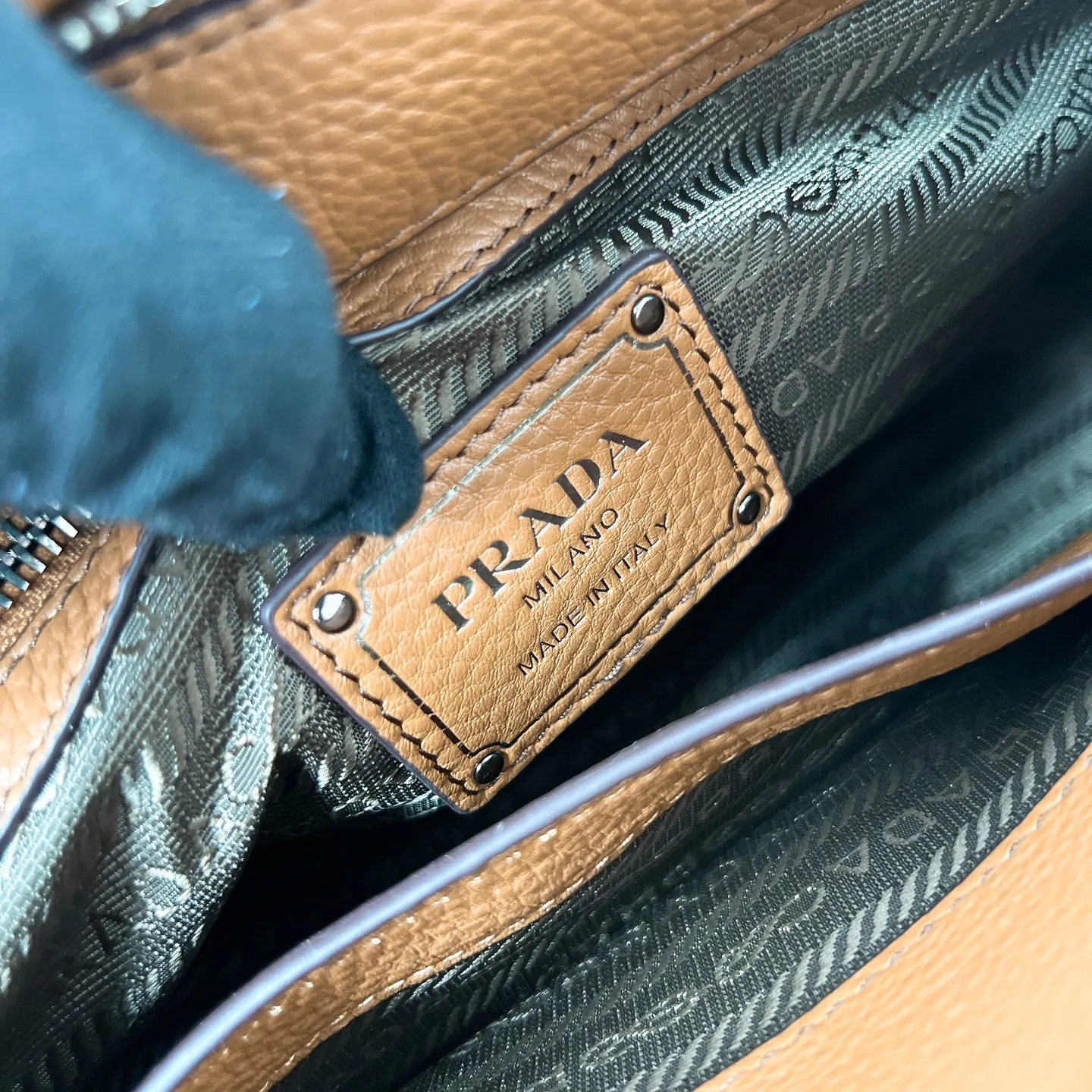 💰1900🌟New product launch🌟2025 autumn and winter new pebbled tote bag 1BG604 is carefully made of imported deerskin. Delicate irregular texture creates a luxurious texture. Reinforced corner design shows the spirit of craftsmanship. Full leather handle➕Detachable and adjustable shoulder strap. Embossed letter logo on the front. It is not only practical, lightweight but also good-looking. The spacious internal double compartment is simply awesome👏 The new favorite of fashionistas. The perfect details are comparable to brick cabinets. Super awesome 5🌟 Size: 35*22*11cm caramel color