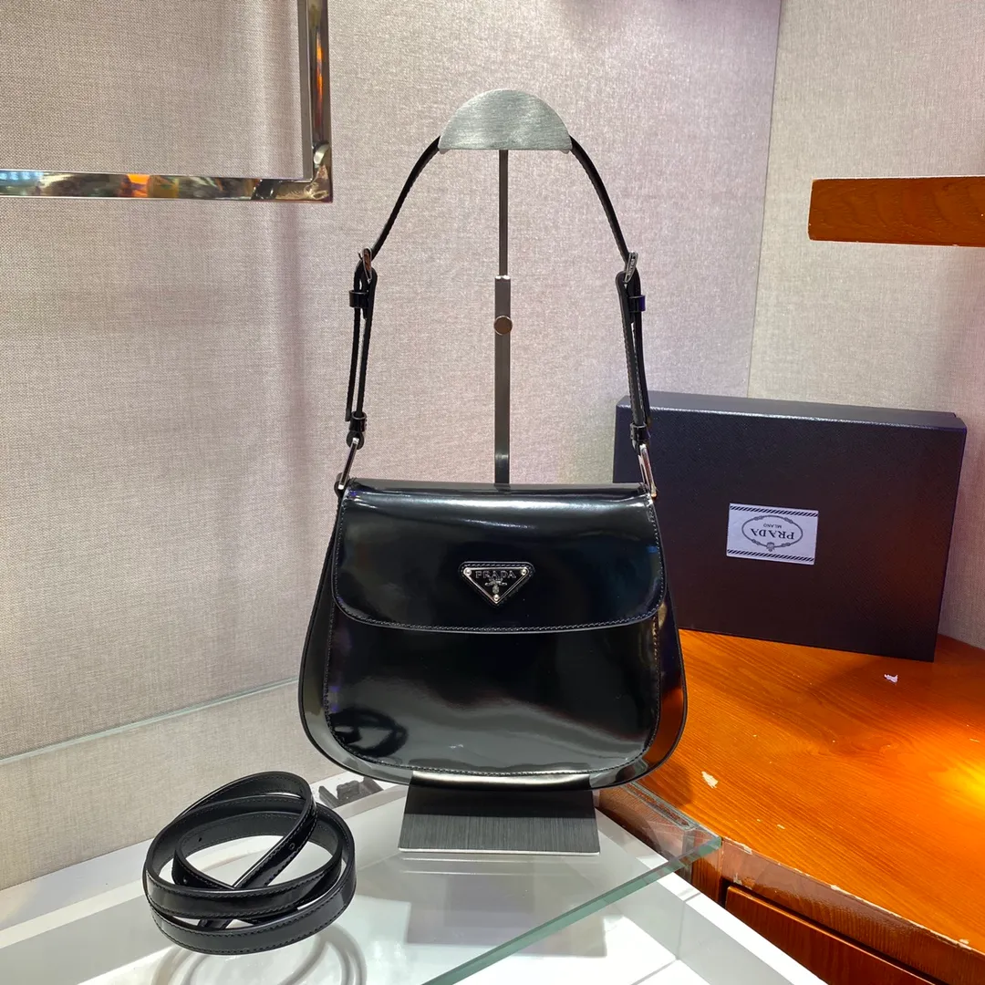 💰1320🎉Large Flap/Double Shoulder Straps🎉New Second-hand Armpit Bag/Large Flap😘😘 This year’s popular flip-top medieval armpit bag has always been very popular. This double shoulder strap design is so practical👏It can be carried on the shoulder/crossbody, I love it😘, the whole leather is delicate and smooth, the special-shaped bag design is cool and fashionable, and the capacity is sufficient. It’s light and easy to carry, yet timeless. It’s perfect. The retro-feel concave shape is another hot model for internet celebrities. Style number: 1BD303. Length 24x height 19x bottom 6cm.