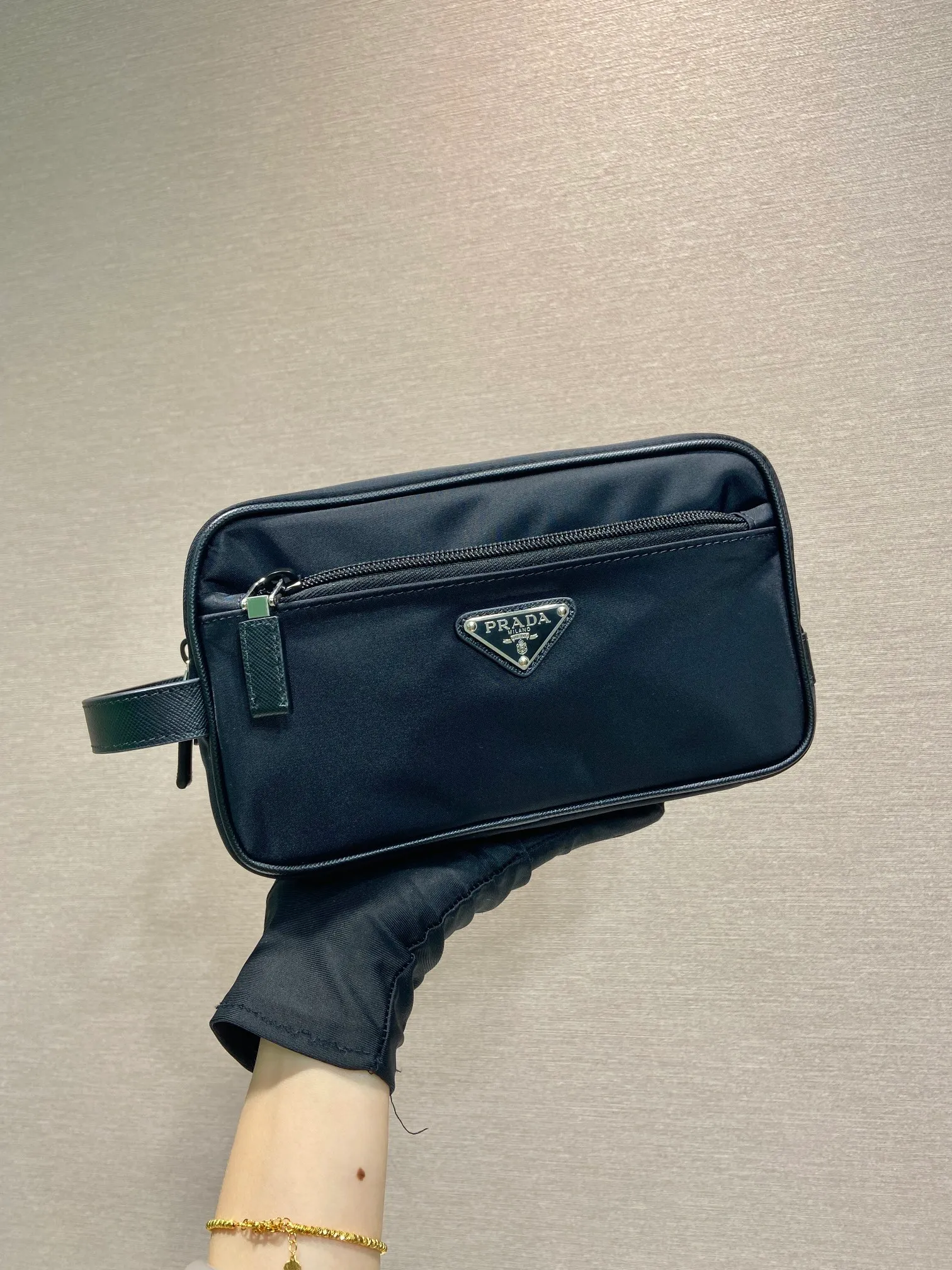 💰760🎉New toiletry bag🎉2NA819 storage bag🎉🎉 This travel storage bag is made of Re-Nylon regenerated nylon material, with a simple and elegant design. The storage bag is equipped with a top zipper, decorated with an enameled triangle logo and a Saffiano hand strap, and two external zippered pockets The internal zippered pocket is very practical. It can be used as a handbag or as a travel storage/toilet bag. Baby, hurry up and get it🎉🎉 Length 22x Height 12.5x Bottom Length 11🎉🎉🎉👏👏👏