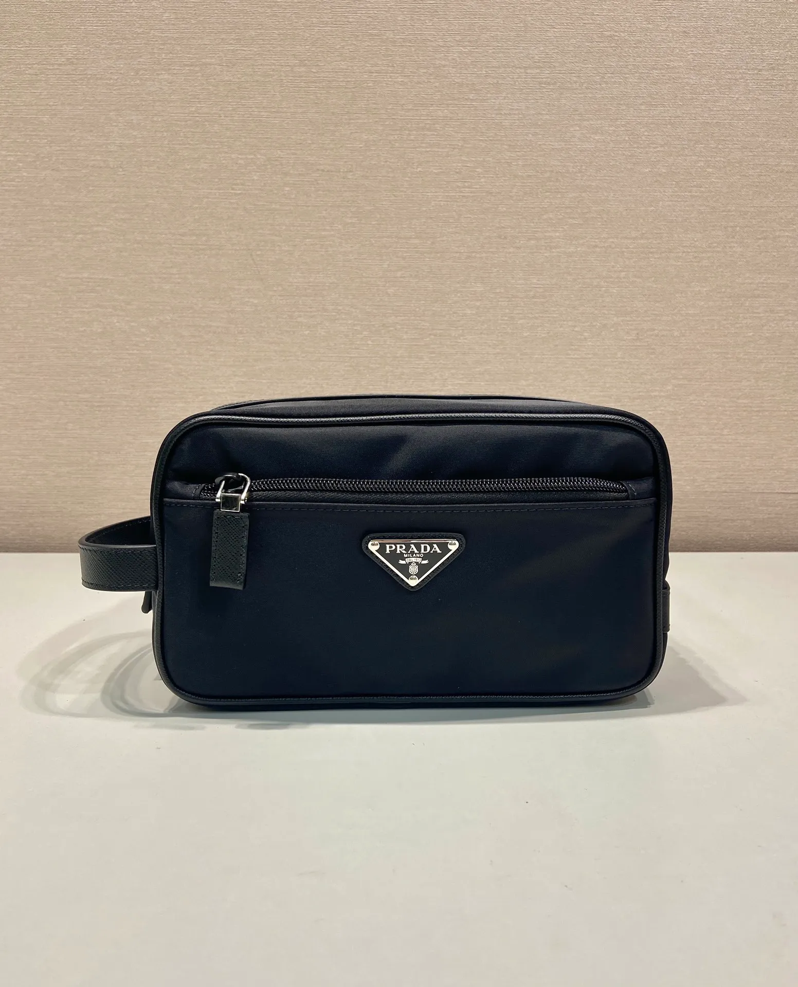 💰760🎉New toiletry bag🎉2NA819 storage bag🎉🎉 This travel storage bag is made of Re-Nylon regenerated nylon material, with a simple and elegant design. The storage bag is equipped with a top zipper, decorated with an enameled triangle logo and a Saffiano hand strap, and two external zippered pockets The internal zippered pocket is very practical. It can be used as a handbag or as a travel storage/toilet bag. Baby, hurry up and get it🎉🎉 Length 22x Height 12.5x Bottom Length 11🎉🎉🎉👏👏👏