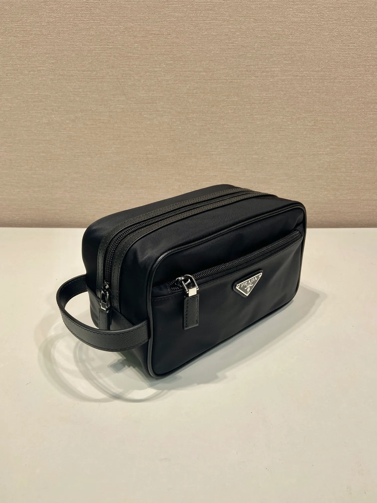 💰760🎉New toiletry bag🎉2NA819 storage bag🎉🎉 This travel storage bag is made of Re-Nylon regenerated nylon material, with a simple and elegant design. The storage bag is equipped with a top zipper, decorated with an enameled triangle logo and a Saffiano hand strap, and two external zippered pockets The internal zippered pocket is very practical. It can be used as a handbag or as a travel storage/toilet bag. Baby, hurry up and get it🎉🎉 Length 22x Height 12.5x Bottom Length 11🎉🎉🎉👏👏👏
