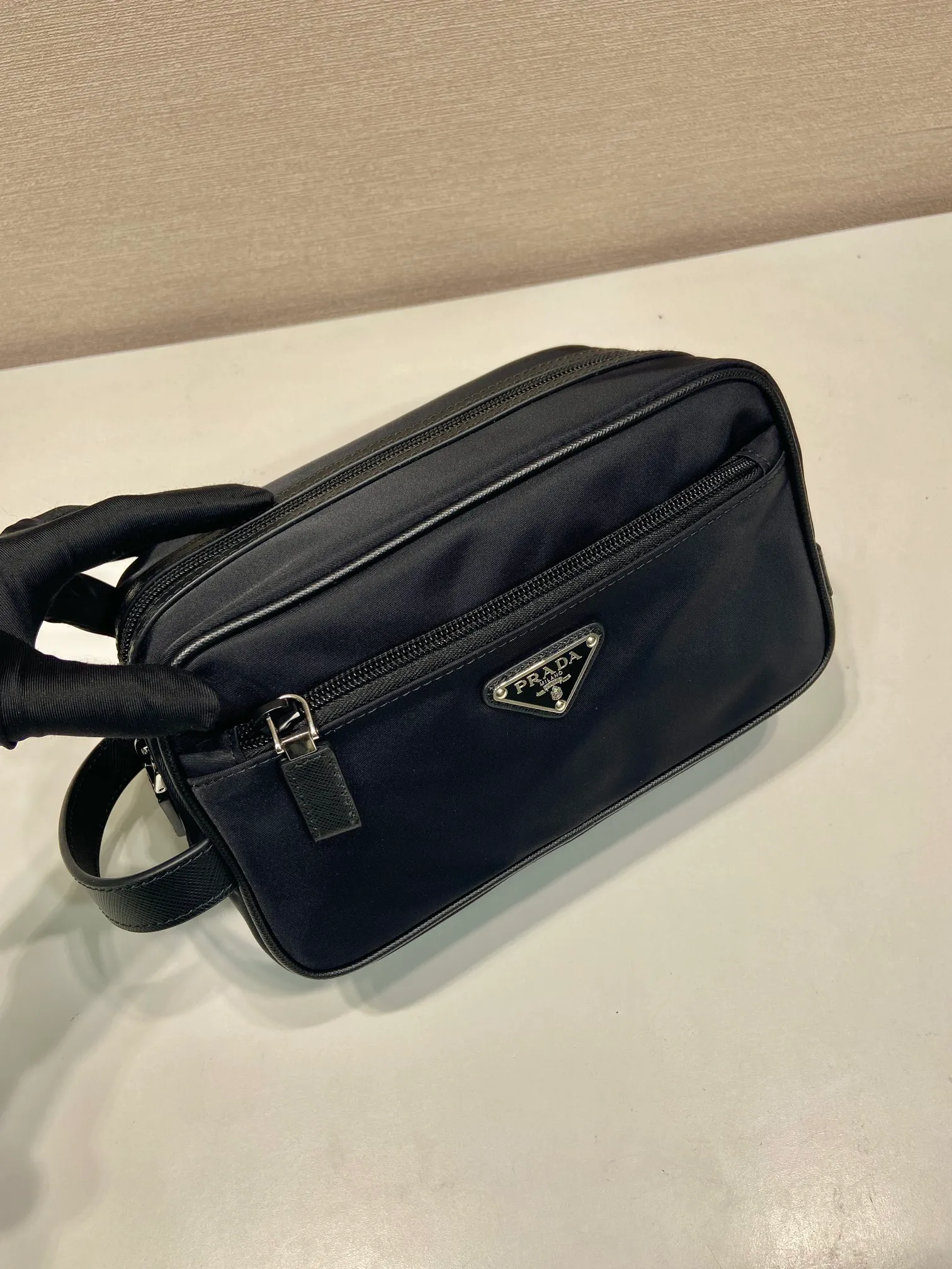 💰760🎉New toiletry bag🎉2NA819 storage bag🎉🎉 This travel storage bag is made of Re-Nylon regenerated nylon material, with a simple and elegant design. The storage bag is equipped with a top zipper, decorated with an enameled triangle logo and a Saffiano hand strap, and two external zippered pockets The internal zippered pocket is very practical. It can be used as a handbag or as a travel storage/toilet bag. Baby, hurry up and get it🎉🎉 Length 22x Height 12.5x Bottom Length 11🎉🎉🎉👏👏👏