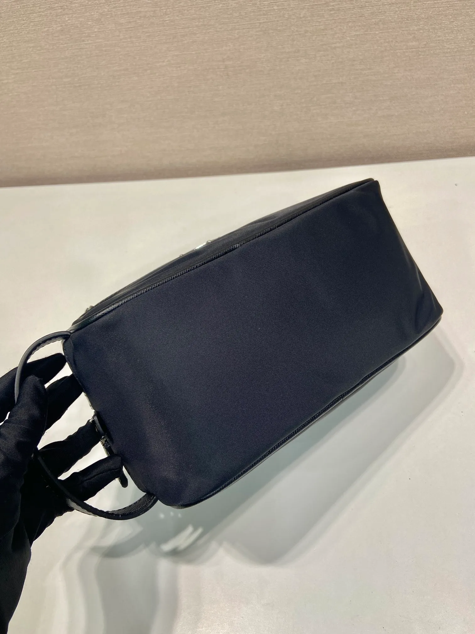 💰760🎉New toiletry bag🎉2NA819 storage bag🎉🎉 This travel storage bag is made of Re-Nylon regenerated nylon material, with a simple and elegant design. The storage bag is equipped with a top zipper, decorated with an enameled triangle logo and a Saffiano hand strap, and two external zippered pockets The internal zippered pocket is very practical. It can be used as a handbag or as a travel storage/toilet bag. Baby, hurry up and get it🎉🎉 Length 22x Height 12.5x Bottom Length 11🎉🎉🎉👏👏👏