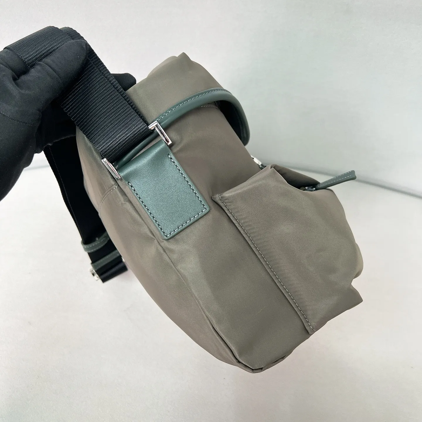 💰1320✨New product launch✨Early spring new nylon messenger bag 2VD062 The new series of main messenger bags interprets its duality core. Nylon➕calfskin. The geometric bag is avant-garde and trendy with exquisite aesthetics and practical functions. Imported parachute nylon fabric is waterproof and wear-resistant. Super textured calfskin trim. Classic triangular enamel front logo. The overall bag body is casual and not afraid of deformation. Multi-pocket design meets various storage needs for daily travel. Fashionable, casual and versatile. Jimei friends, come and plant grass. Size: 29*23*15 Forest Green