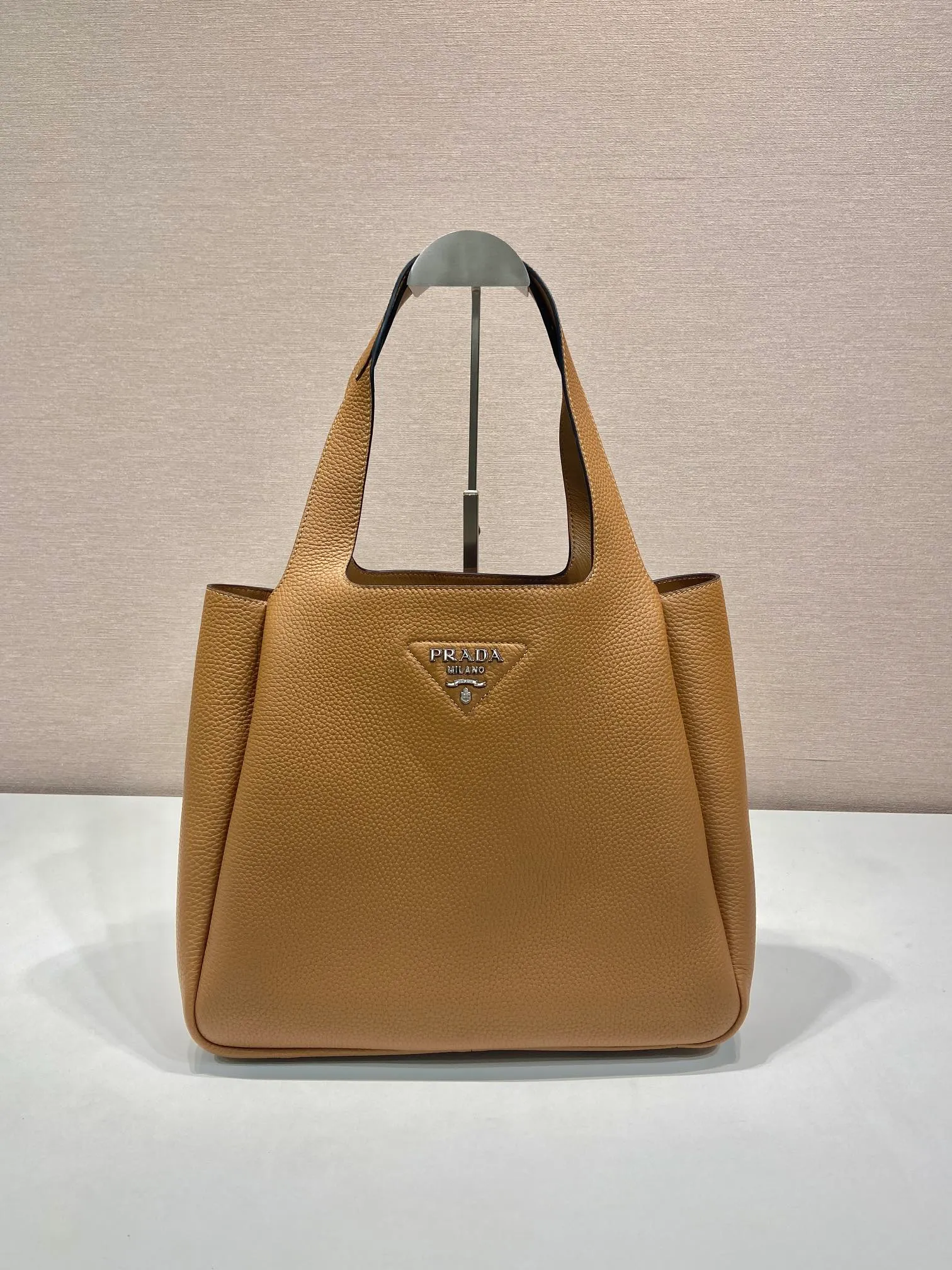 💰1900🎉Large Vegetable Basket🎉1BG338 Large Bucket Bag🎉🎉 This large vegetable basket is made of soft and delicate calfskin tote underarm bag, with imported sheepskin interior and top-grade white lace hardware. The overall feel is very soft/lightweight😘😘There are many compartments, it can be carried by hand or used as a liquid bag, and it can be matched with different clothes. So beautiful😘😘Hurry up and get it🙊 Length 32x height 27x bottom 14cm👏👏👏💰💰💰