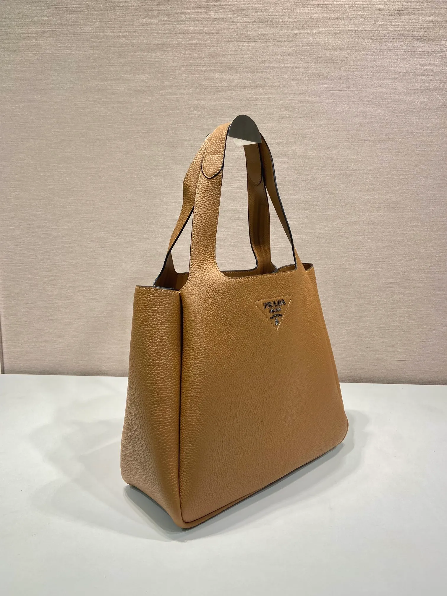 💰1900🎉Large Vegetable Basket🎉1BG338 Large Bucket Bag🎉🎉 This large vegetable basket is made of soft and delicate calfskin tote underarm bag, with imported sheepskin interior and top-grade white lace hardware. The overall feel is very soft/lightweight😘😘There are many compartments, it can be carried by hand or used as a liquid bag, and it can be matched with different clothes. So beautiful😘😘Hurry up and get it🙊 Length 32x height 27x bottom 14cm👏👏👏💰💰💰