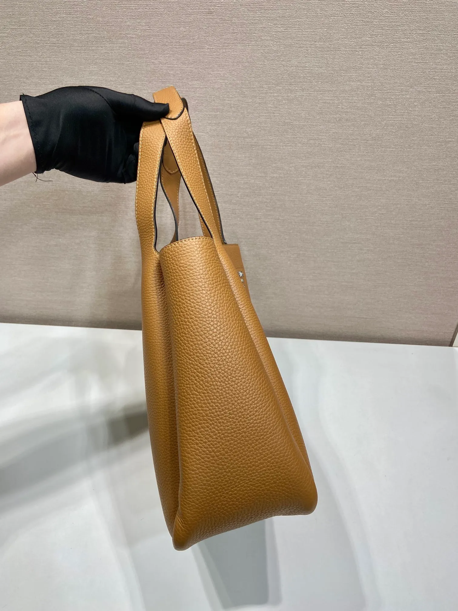 💰1900🎉Large Vegetable Basket🎉1BG338 Large Bucket Bag🎉🎉 This large vegetable basket is made of soft and delicate calfskin tote underarm bag, with imported sheepskin interior and top-grade white lace hardware. The overall feel is very soft/lightweight😘😘There are many compartments, it can be carried by hand or used as a liquid bag, and it can be matched with different clothes. So beautiful😘😘Hurry up and get it🙊 Length 32x height 27x bottom 14cm👏👏👏💰💰💰