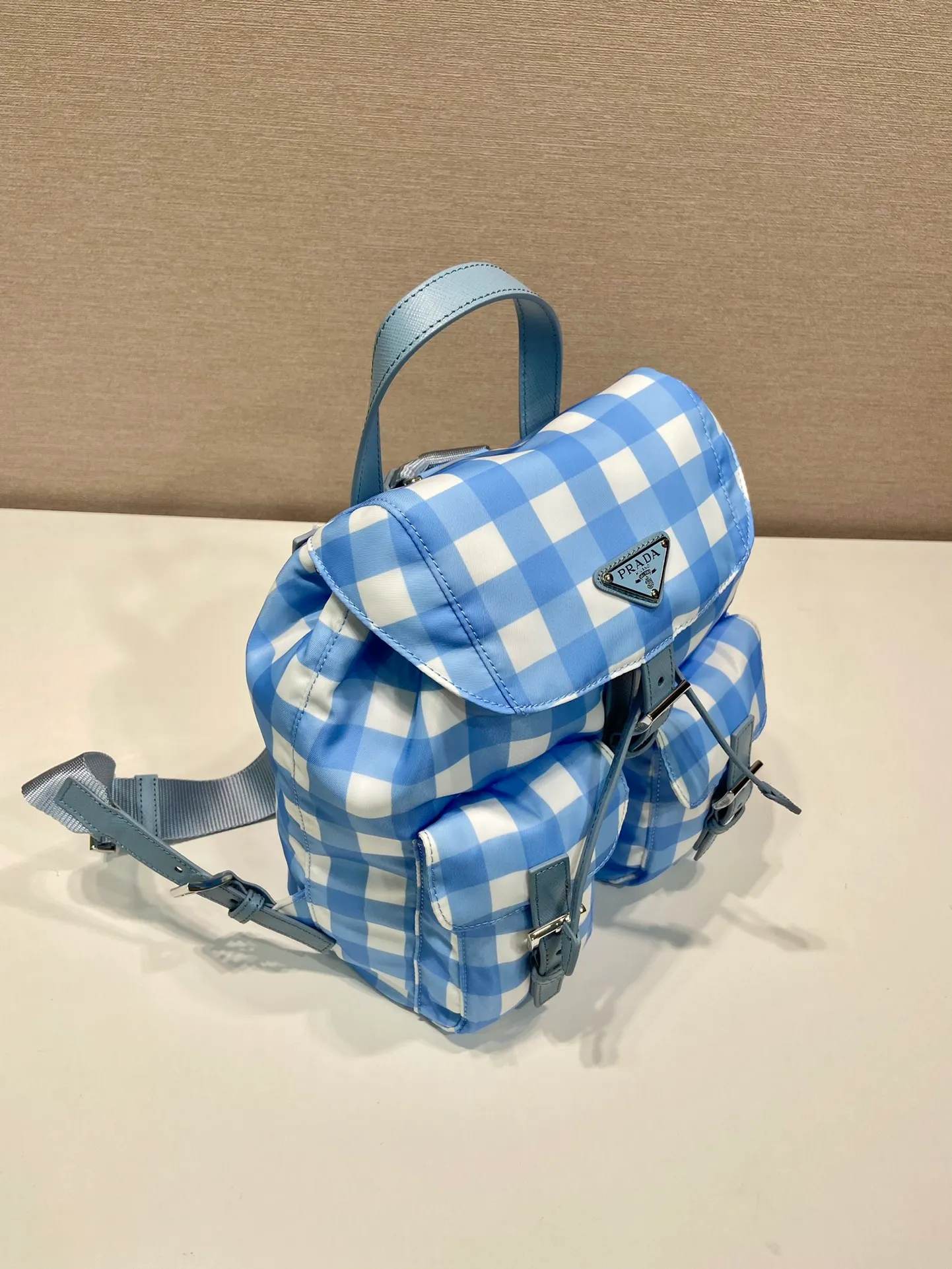 💰1200🎉Grid pattern backpack🎉1BZ677 new color🎉This backpack is designed with black plaid pattern, which looks particularly novel😘Imported parachute fabric + cross pattern cowhide + top hardware, light and practical, length 28x height 23.5x bottom 12cm