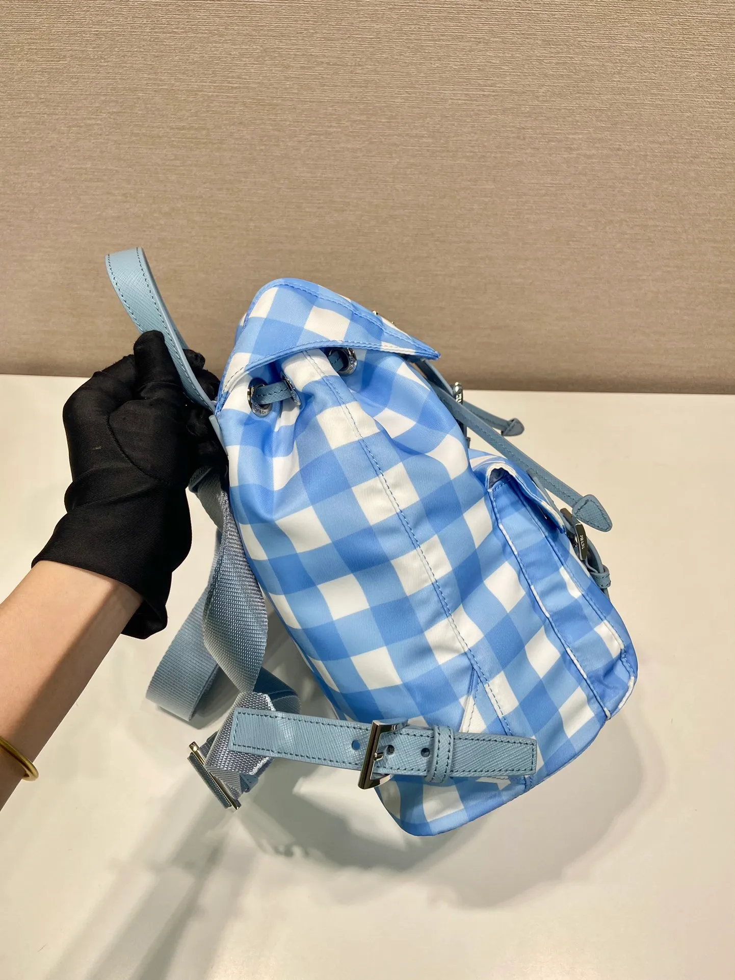 💰1200🎉Grid pattern backpack🎉1BZ677 new color🎉This backpack is designed with black plaid pattern, which looks particularly novel😘Imported parachute fabric + cross pattern cowhide + top hardware, light and practical, length 28x height 23.5x bottom 12cm