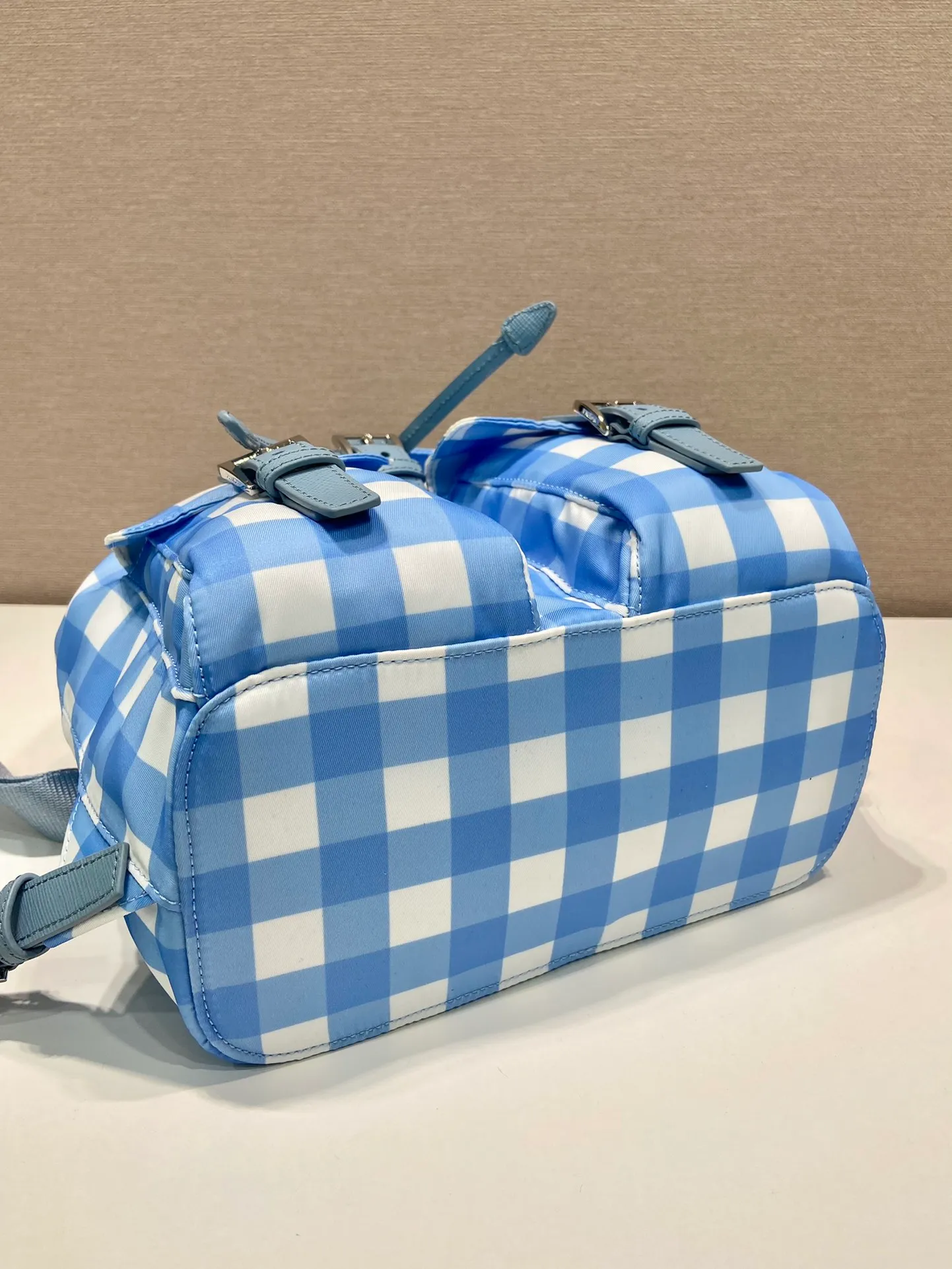 💰1200🎉Grid pattern backpack🎉1BZ677 new color🎉This backpack is designed with black plaid pattern, which looks particularly novel😘Imported parachute fabric + cross pattern cowhide + top hardware, light and practical, length 28x height 23.5x bottom 12cm
