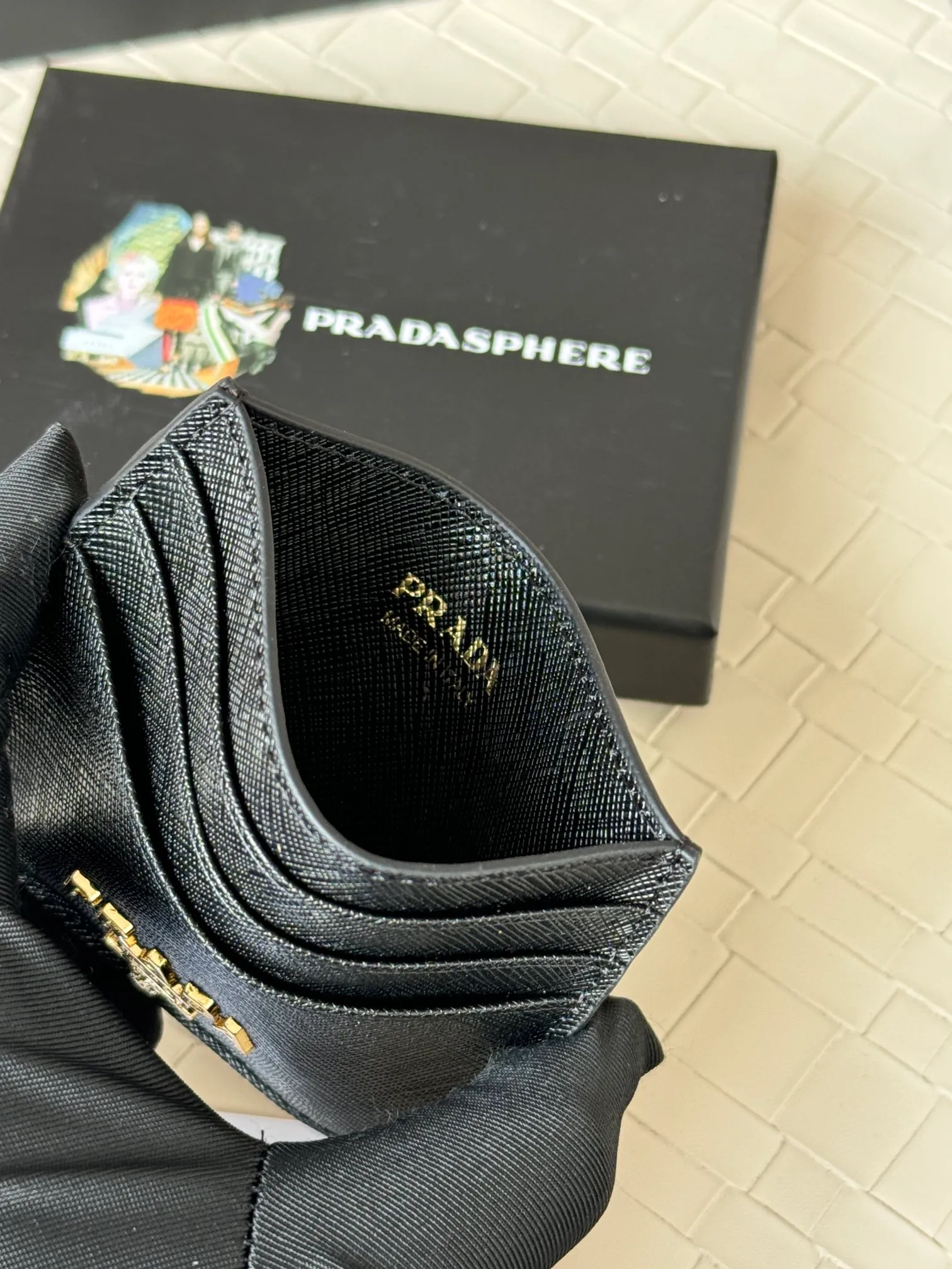💰110prada popular card holder, unisex small card holder, black, model 1MC025, loose lettering Triangle Wheat series, nine colors, made of cross-grain cowhide, 6 card slots ➕ One middle sandwich, can place multiple cards and zeros 💰, size 11.2×8.5cm, real shot, what you see is what you get