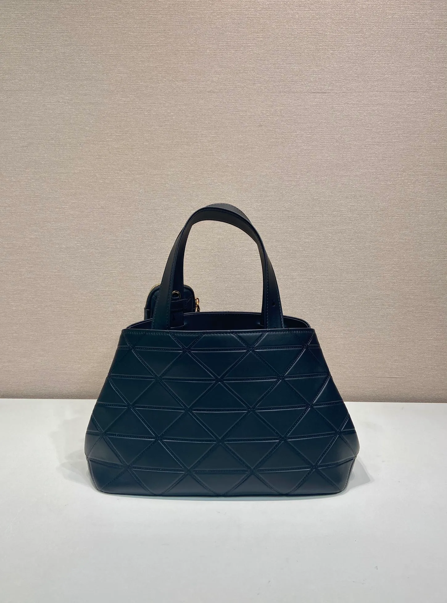 💰2060🎉New Tote Bag🎉1BG545 Medium🎉🎉 This versatile tote bag has exquisite and elegant details, decorated with Ho-style topstitching inspired by the classic Symbole and adjustable leather handles. Detachable and adjustable leather shoulder strap and small bag, large capacity, babies, hurry up and get it🎉🎉Length 33xH 21.5x16cm🎉🎉🎉👏👏👏