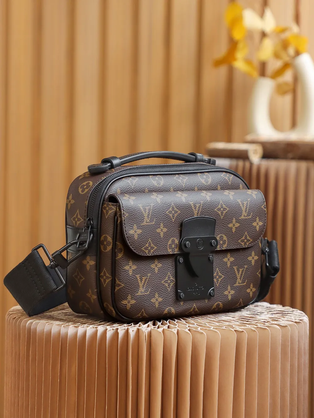P¥840👉nfc dynamic chip version👈【Top original order, all steel hardware】𝐒 𝐋𝐎𝐂𝐊 Messenger bag m45806 French original leather🇫🇷Pure steel hardware Size: 22*18*8cm A hard-to-find messenger bag, tailor-made for men. The upper body effect is both explosive and very comfortable. It matches with different styles of daily wardrobe. It is super beautiful and grand. It seems low-key and not eye-catching, but the visual effect on the back will make your eyes shine! The capacity is also adequate, making it your first choice for daily travel, a strong hit!