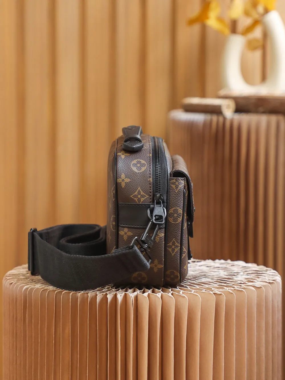 P¥840👉nfc dynamic chip version👈【Top original order, all steel hardware】𝐒 𝐋𝐎𝐂𝐊 Messenger bag m45806 French original leather🇫🇷Pure steel hardware Size: 22*18*8cm A hard-to-find messenger bag, tailor-made for men. The upper body effect is both explosive and very comfortable. It matches with different styles of daily wardrobe. It is super beautiful and grand. It seems low-key and not eye-catching, but the visual effect on the back will make your eyes shine! The capacity is also adequate, making it your first choice for daily travel, a strong hit!