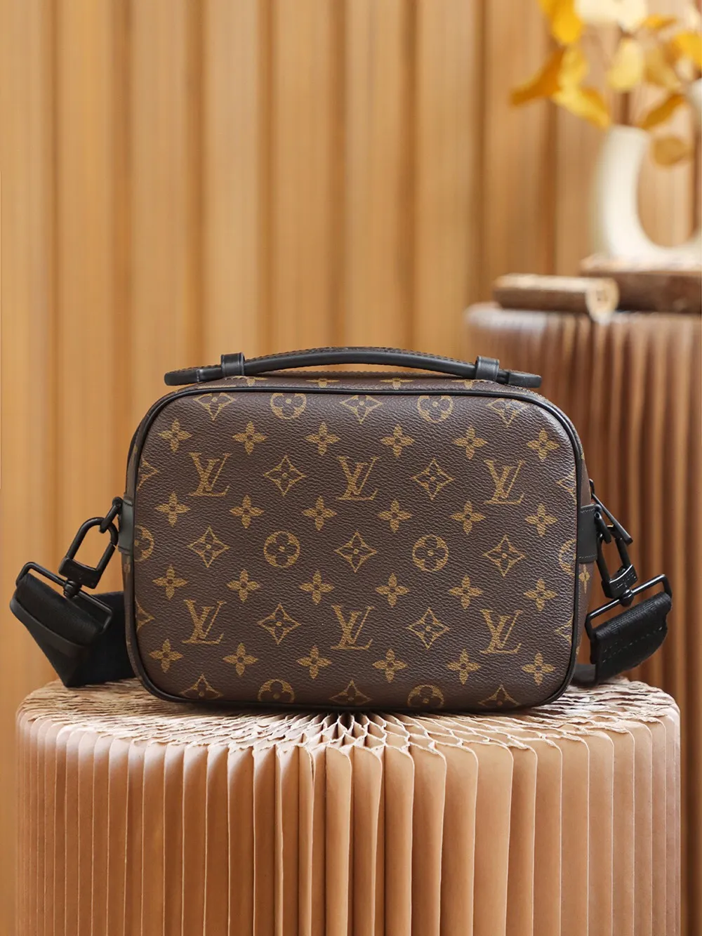 P¥840👉nfc dynamic chip version👈【Top original order, all steel hardware】𝐒 𝐋𝐎𝐂𝐊 Messenger bag m45806 French original leather🇫🇷Pure steel hardware Size: 22*18*8cm A hard-to-find messenger bag, tailor-made for men. The upper body effect is both explosive and very comfortable. It matches with different styles of daily wardrobe. It is super beautiful and grand. It seems low-key and not eye-catching, but the visual effect on the back will make your eyes shine! The capacity is also adequate, making it your first choice for daily travel, a strong hit!