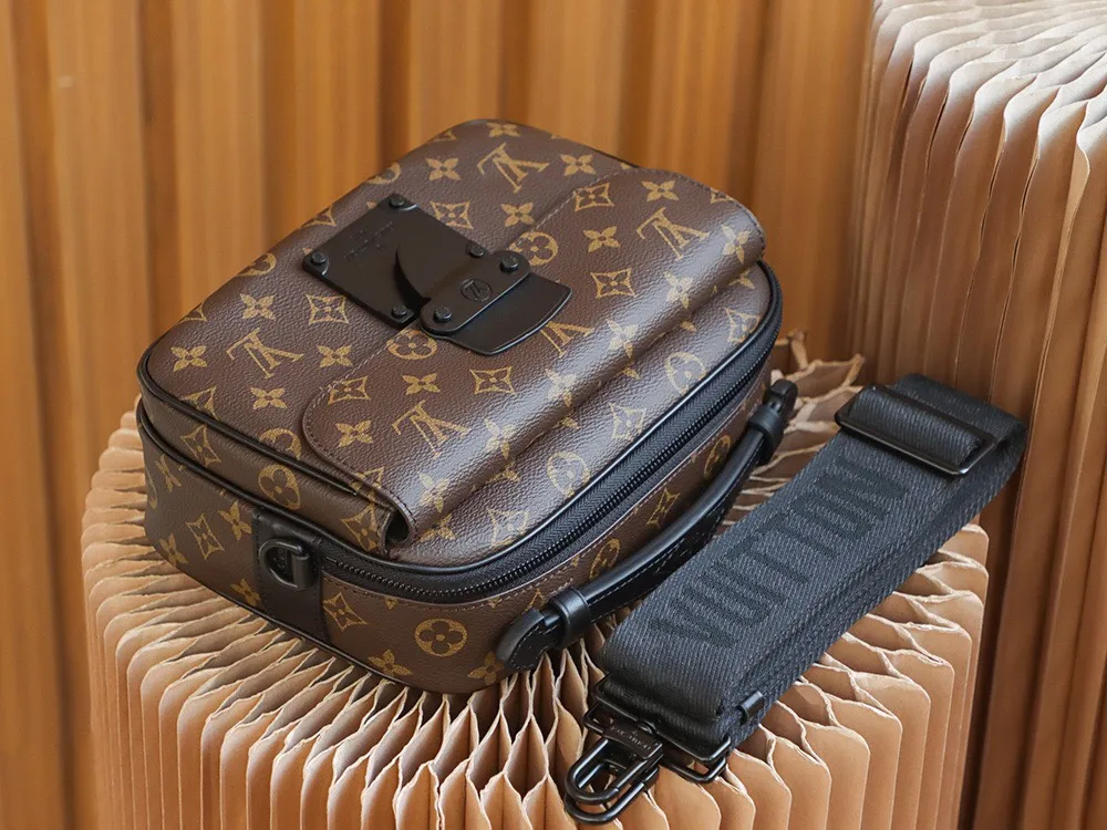 P¥840👉nfc dynamic chip version👈【Top original order, all steel hardware】𝐒 𝐋𝐎𝐂𝐊 Messenger bag m45806 French original leather🇫🇷Pure steel hardware Size: 22*18*8cm A hard-to-find messenger bag, tailor-made for men. The upper body effect is both explosive and very comfortable. It matches with different styles of daily wardrobe. It is super beautiful and grand. It seems low-key and not eye-catching, but the visual effect on the back will make your eyes shine! The capacity is also adequate, making it your first choice for daily travel, a strong hit!