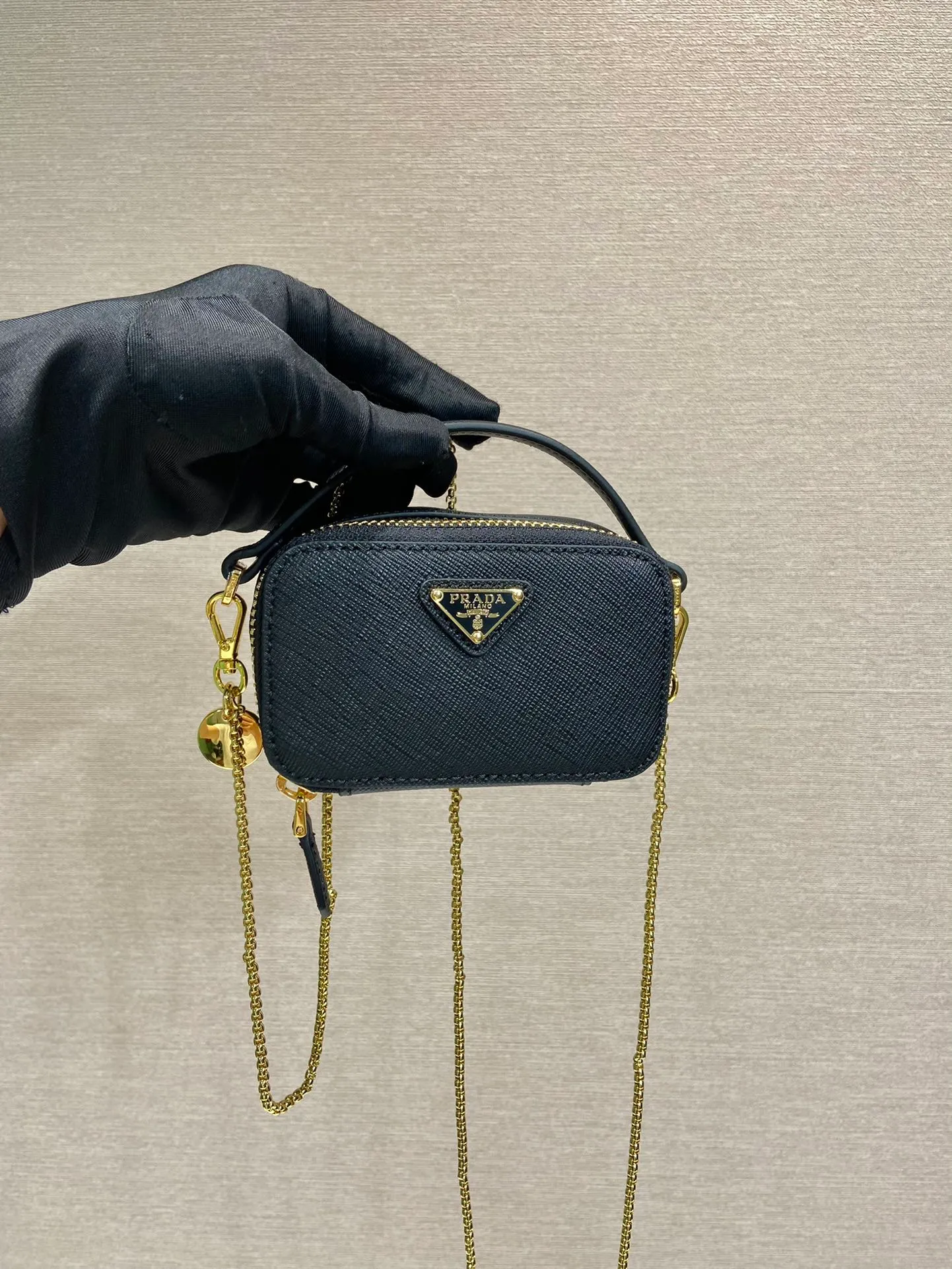 💰960🎉Mini cross-body bag🎉1NR025 cross-grain cowhide🎉🎉 This exquisite cross-grain mini bag presents smooth and harmonious lines. Featuring leather handles and a detachable chain shoulder strap, featuring the signature triangle logo in enameled metal. My wife is lovely and worth having. Hurry up and get it🎉🎉Length 11x Height 6.5x Bottom 2.5cm🎉🎉👏👏