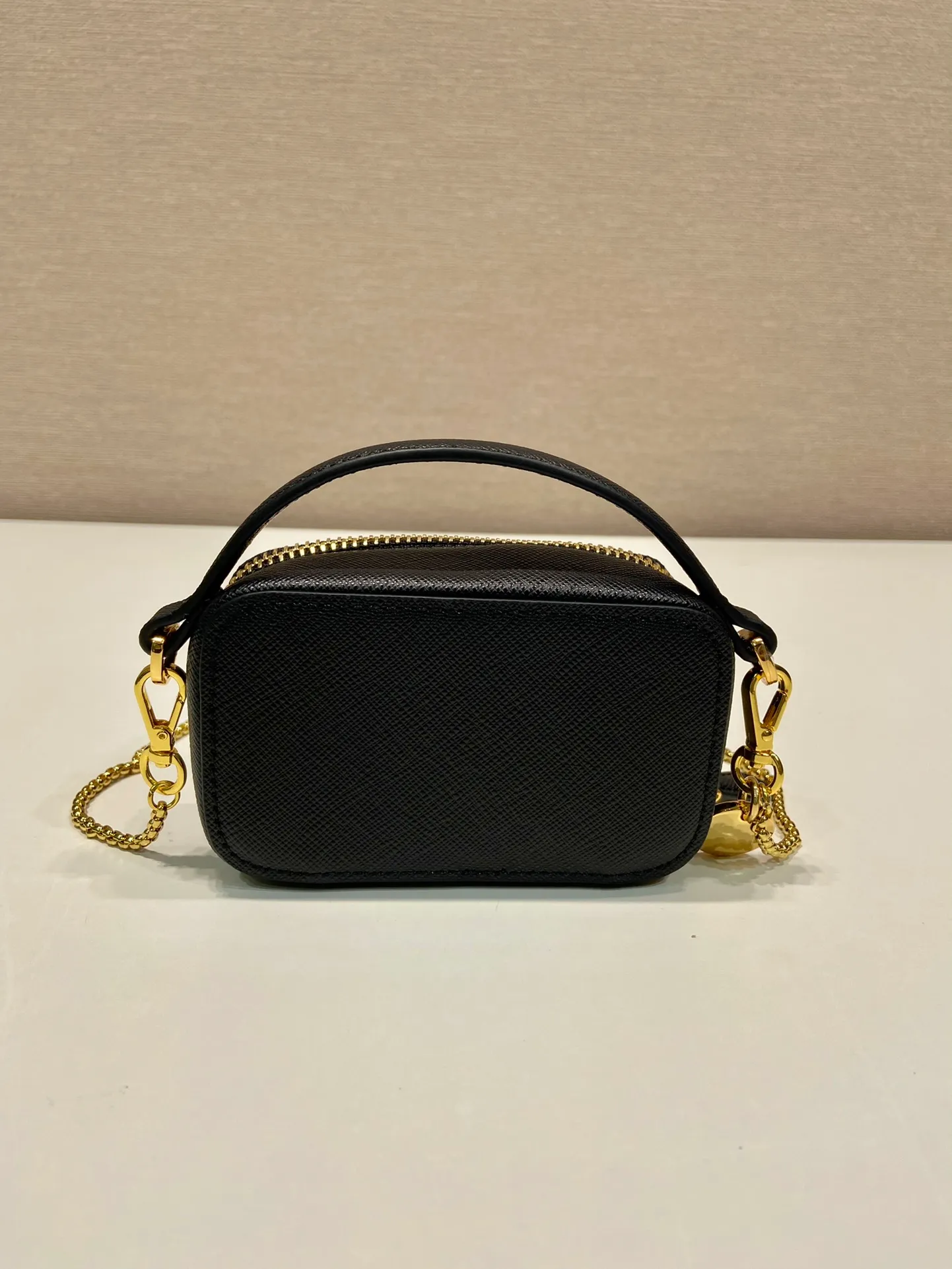 💰960🎉Mini cross-body bag🎉1NR025 cross-grain cowhide🎉🎉 This exquisite cross-grain mini bag presents smooth and harmonious lines. Featuring leather handles and a detachable chain shoulder strap, featuring the signature triangle logo in enameled metal. My wife is lovely and worth having. Hurry up and get it🎉🎉Length 11x Height 6.5x Bottom 2.5cm🎉🎉👏👏