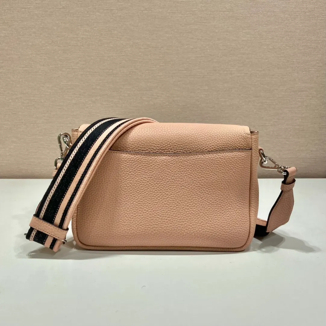 💰1800🎉New double shoulder straps🎉1BD314 double shoulder straps🎉 This double shoulder strap is made of imported deerskin grain cowhide and equipped with two interchangeable and adjustable long shoulder straps. The combination of fabric webbing and cowhide is perfect😘, versatile for mixing and matching different clothes on different occasions😘, large capacity, super soft feel🎉Hurry up and get it🎉 Length 23x height 18x ​​base 9cm🎉🎉🎉