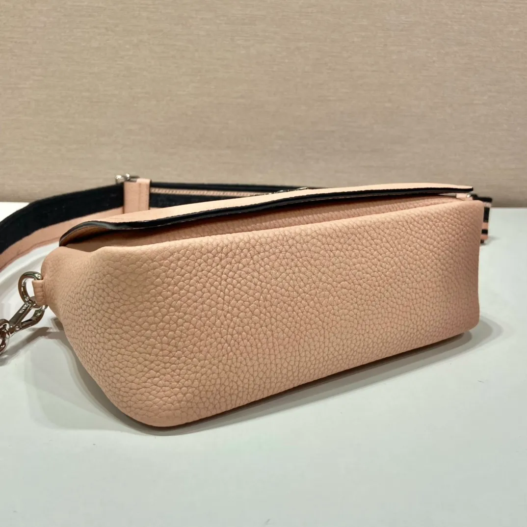 💰1800🎉New double shoulder straps🎉1BD314 double shoulder straps🎉 This double shoulder strap is made of imported deerskin grain cowhide and equipped with two interchangeable and adjustable long shoulder straps. The combination of fabric webbing and cowhide is perfect😘, versatile for mixing and matching different clothes on different occasions😘, large capacity, super soft feel🎉Hurry up and get it🎉 Length 23x height 18x ​​base 9cm🎉🎉🎉