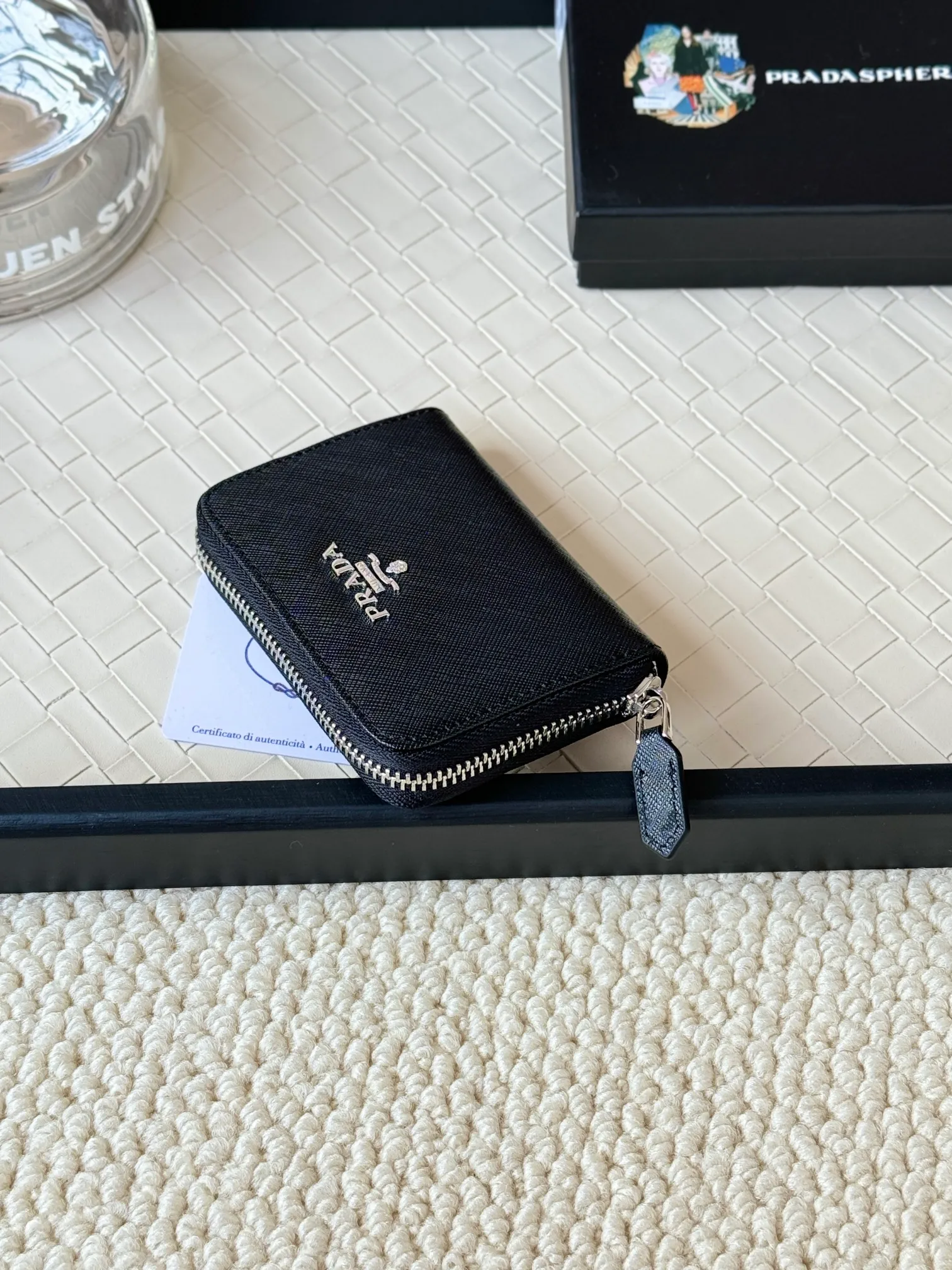 💰140PRADA’s popular genuine pickup bag [love] latest style at the counter, official website synchronization, genuine development, model 2MC553 #Color: black/pictured, excellent cowhide texture, imported thread lining, exquisite and even routing, smooth oil edges, exquisite workmanship, size: 12/9/2.5cm with original packaging box card]