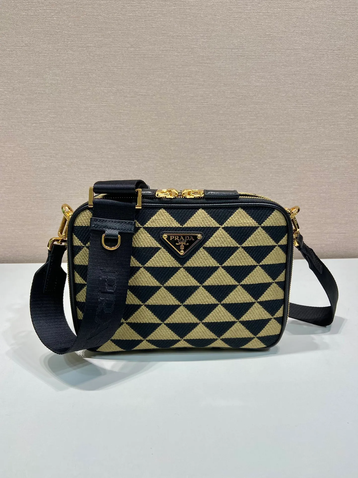 💰1460🎉Embroidered fabric messenger bag🎉2VH069🎉🎉 This embroidered messenger bag is made of imported saffiano leather and unique embroidered fabric fabric🎉🎉The geometric design is transformed into exquisite modernist patterns, playing with contrasting colors, and equipped with a detachable and adjustable nylon webbing shoulder strap. The upper body effect is very cool. It is suitable for both men and women. If you like babies, hurry up and get it.🎉🎉 Length 22x Height 16x Bottom 6cm