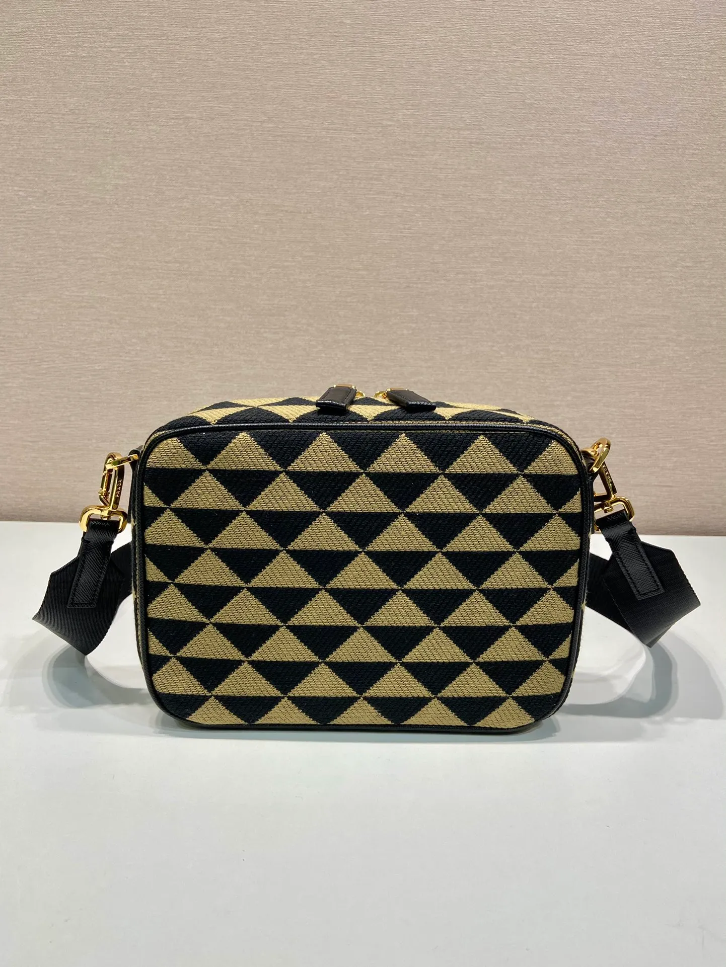 💰1460🎉Embroidered fabric messenger bag🎉2VH069🎉🎉 This embroidered messenger bag is made of imported saffiano leather and unique embroidered fabric fabric🎉🎉The geometric design is transformed into exquisite modernist patterns, playing with contrasting colors, and equipped with a detachable and adjustable nylon webbing shoulder strap. The upper body effect is very cool. It is suitable for both men and women. If you like babies, hurry up and get it.🎉🎉 Length 22x Height 16x Bottom 6cm