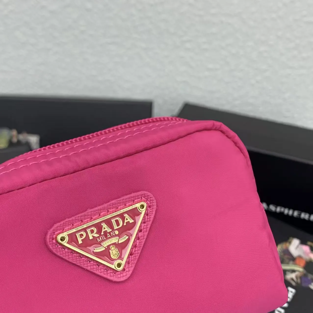 💰150PRADA Prada official new model is shipped simultaneously, enamel-coated triangular metal logo zipper closure, nylon cosmetic bag, regular women's model ✌✌✌ Special quality from the product cabinet, physical shooting [strong]! Model: Original quality Leather: Original Color: black gold buckle, black silver buckle, red, plum red, pink, sky blue, apricot, green, lavender purple, size 12㎝*3.5㎝*8㎝, model LM217