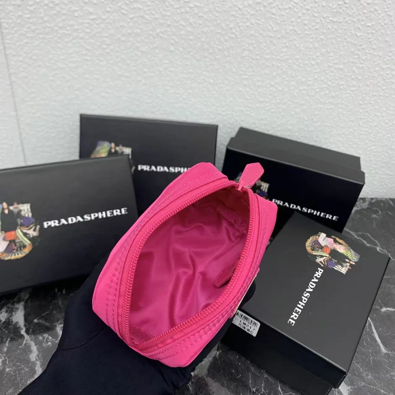 💰150PRADA Prada official new model is shipped simultaneously, enamel-coated triangular metal logo zipper closure, nylon cosmetic bag, regular women's model ✌✌✌ Special quality from the product cabinet, physical shooting [strong]! Model: Original quality Leather: Original Color: black gold buckle, black silver buckle, red, plum red, pink, sky blue, apricot, green, lavender purple, size 12㎝*3.5㎝*8㎝, model LM217