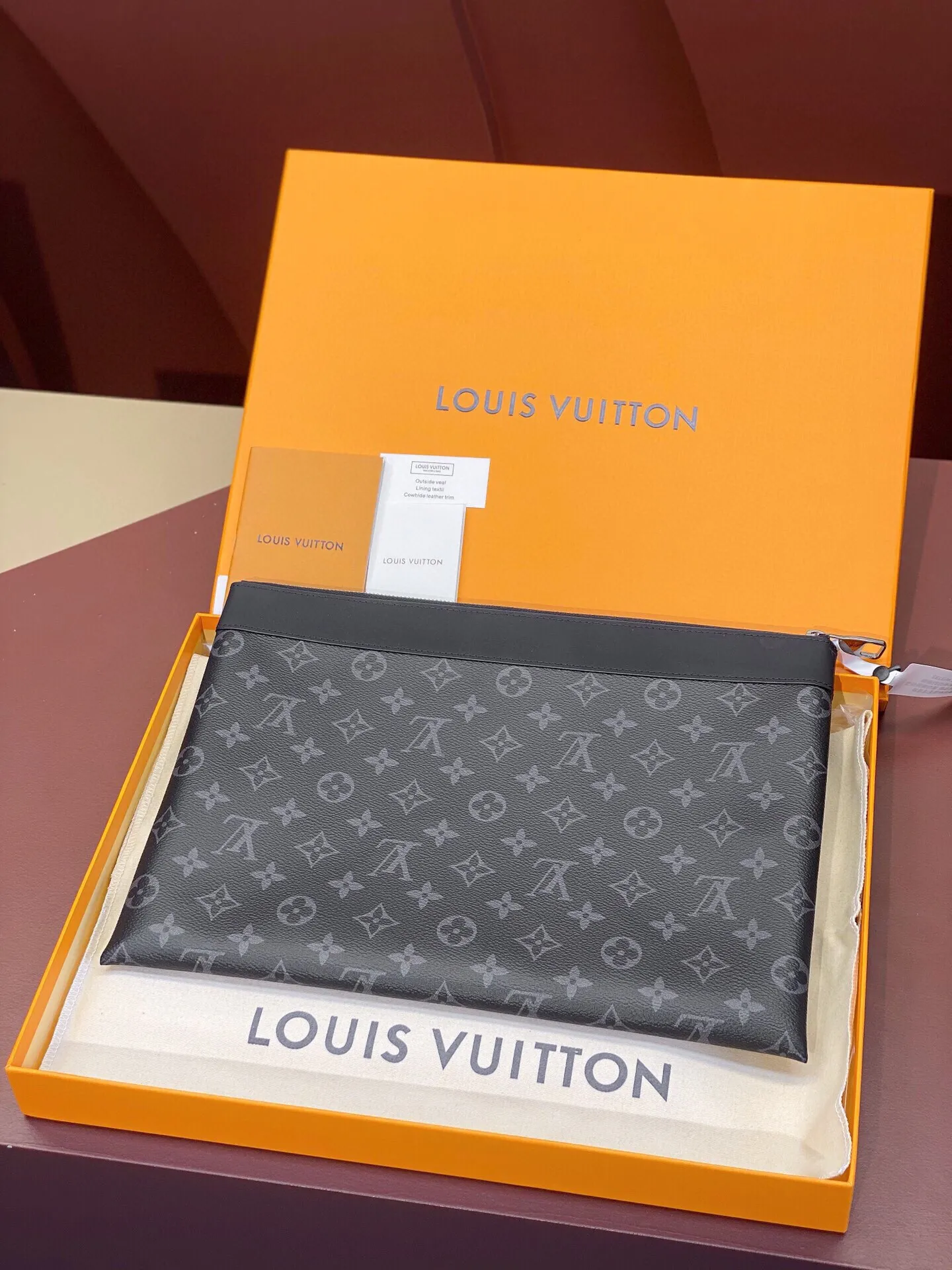 P¥360👉nfc163C01 dynamic chip version👈【Top inspection-free all-steel hardware】m62291A black flower! The pochette apollo handbag is a new product unveiled at the spring and summer fashion show. It comes from menswear artistic director kim jones and has a sporty style design full of craftsmanship. This pochette apollo handbag is made of monogram pacific canvas with taiga leather and colorful metal decoration. 34.0 x 25.0 x 2.0 cm (length x height x width) -monogram pacific coated canvas - nylon lining - blue, pink, green, gold and silver metal hardware - 1 internal patch pocket - 1 d-ring. With gift box