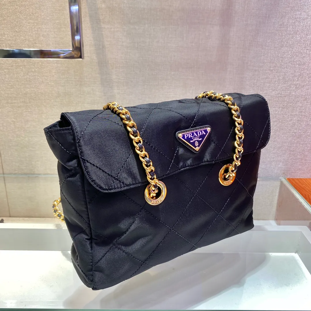 💰1120🎉中古翻盖款🎉1BD620🎉🎉中号25cm👏 这款Vintage中古链条菱格流浪包设计太棒了👏👏 Purely handmade nylon rhombus design, can be worn on one shoulder, across the body, or carried on the street. The imported black gold chain is really the eternal theme of vintage😘😘It is simple and elegant, and the capacity is very large👍The upper body is particularly trendy, versatile and fashionable. No matter casual or formal, they all have a stable temperament.赶紧入手吧🙊太爱这款中古流浪包😘😘 长25x高21x底5cm