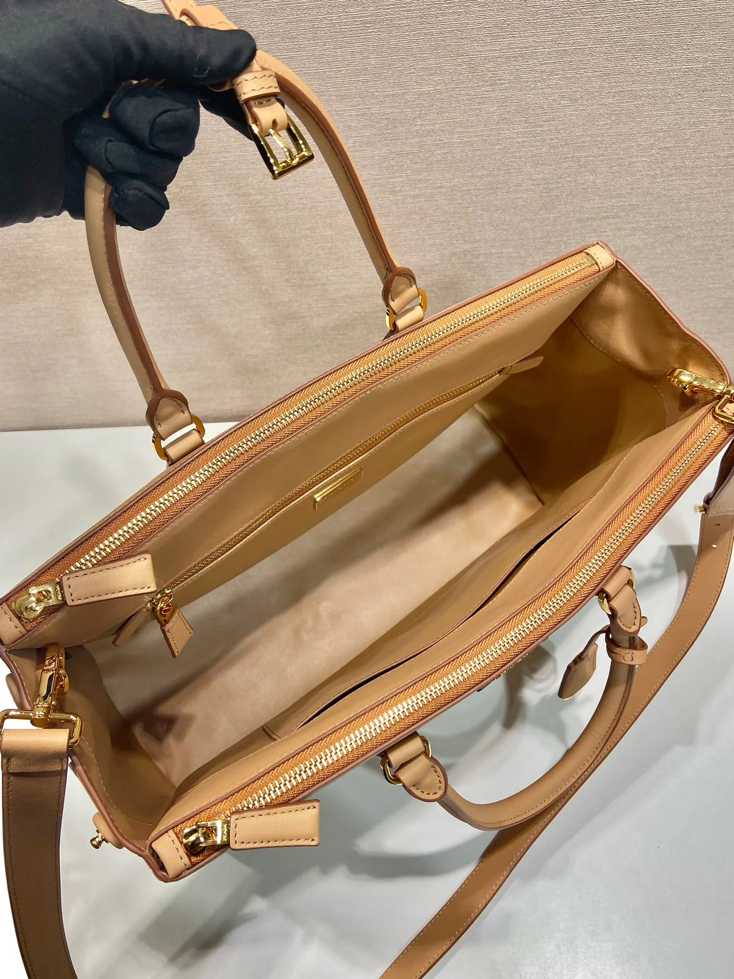 💰2200🎉New killer bag🎉1BA802 extra large plain style🎉🎉 This classic popular style is designed with new material calfskin and interior lambskin🎉🎉Featuring classic three compartments and gold metal hardware accessories, Equipped with a detachable calfskin long shoulder strap, it can be carried by hand or on the shoulder. It is practical and fashionable. Baby, hurry up and get it🎉🎉 Length 40x Height 28x Bottom 17cm🎉🎉🎉💰💰💰