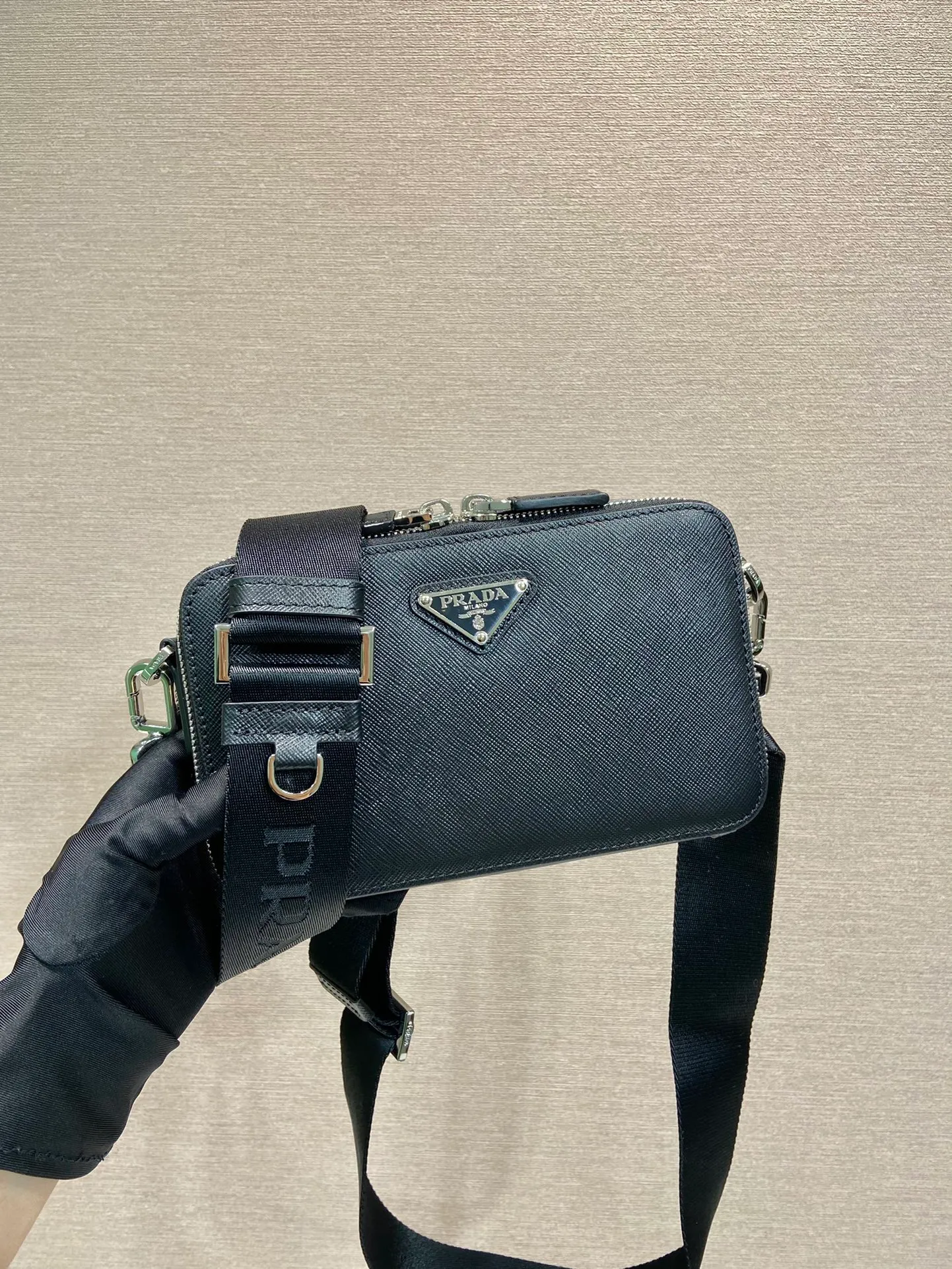 💰1120🎉New messenger bag🎉2VH173 cross pattern🎉👏 The contour lines of this 2024 Brique handbag are smooth and elegant, and the unique interwoven texture and wax ironing process of Saffiano leather add to the elegance and noble temperament. The detachable and adjustable shoulder strap features an enameled metal triangle logo for a stylish and versatile fit. It has a large capacity and is worth owning. Hurry up and get it🎉🎉Length 19x Height 11.5x Bottom 3.5cm🎉🎉👏👏