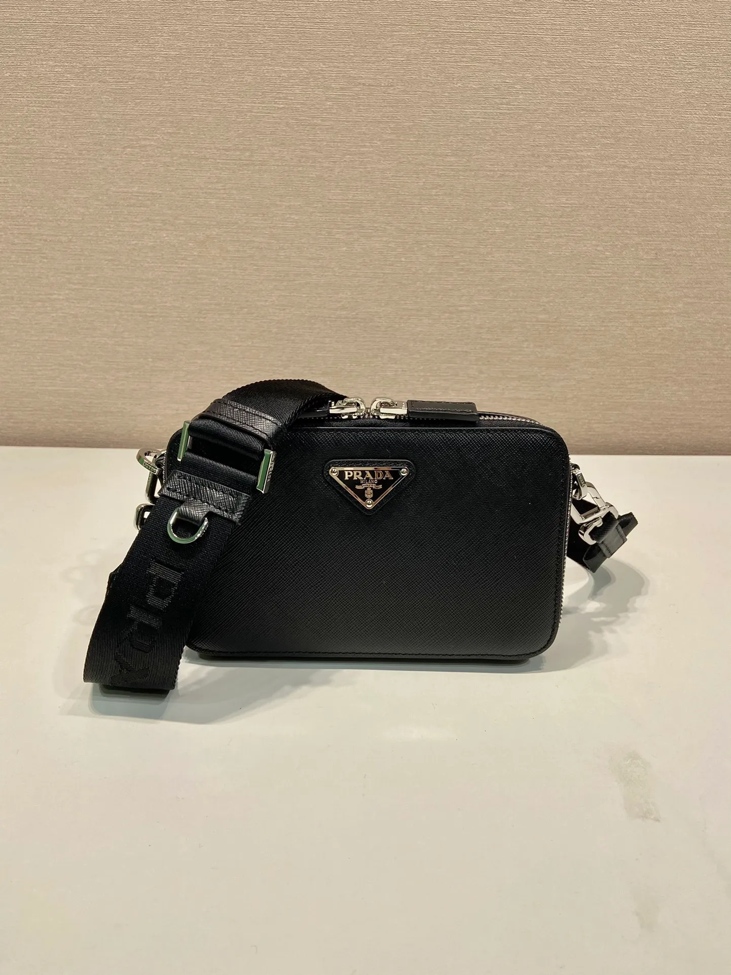 💰1120🎉New messenger bag🎉2VH173 cross pattern🎉👏 The contour lines of this 2024 Brique handbag are smooth and elegant, and the unique interwoven texture and wax ironing process of Saffiano leather add to the elegance and noble temperament. The detachable and adjustable shoulder strap features an enameled metal triangle logo for a stylish and versatile fit. It has a large capacity and is worth owning. Hurry up and get it🎉🎉Length 19x Height 11.5x Bottom 3.5cm🎉🎉👏👏