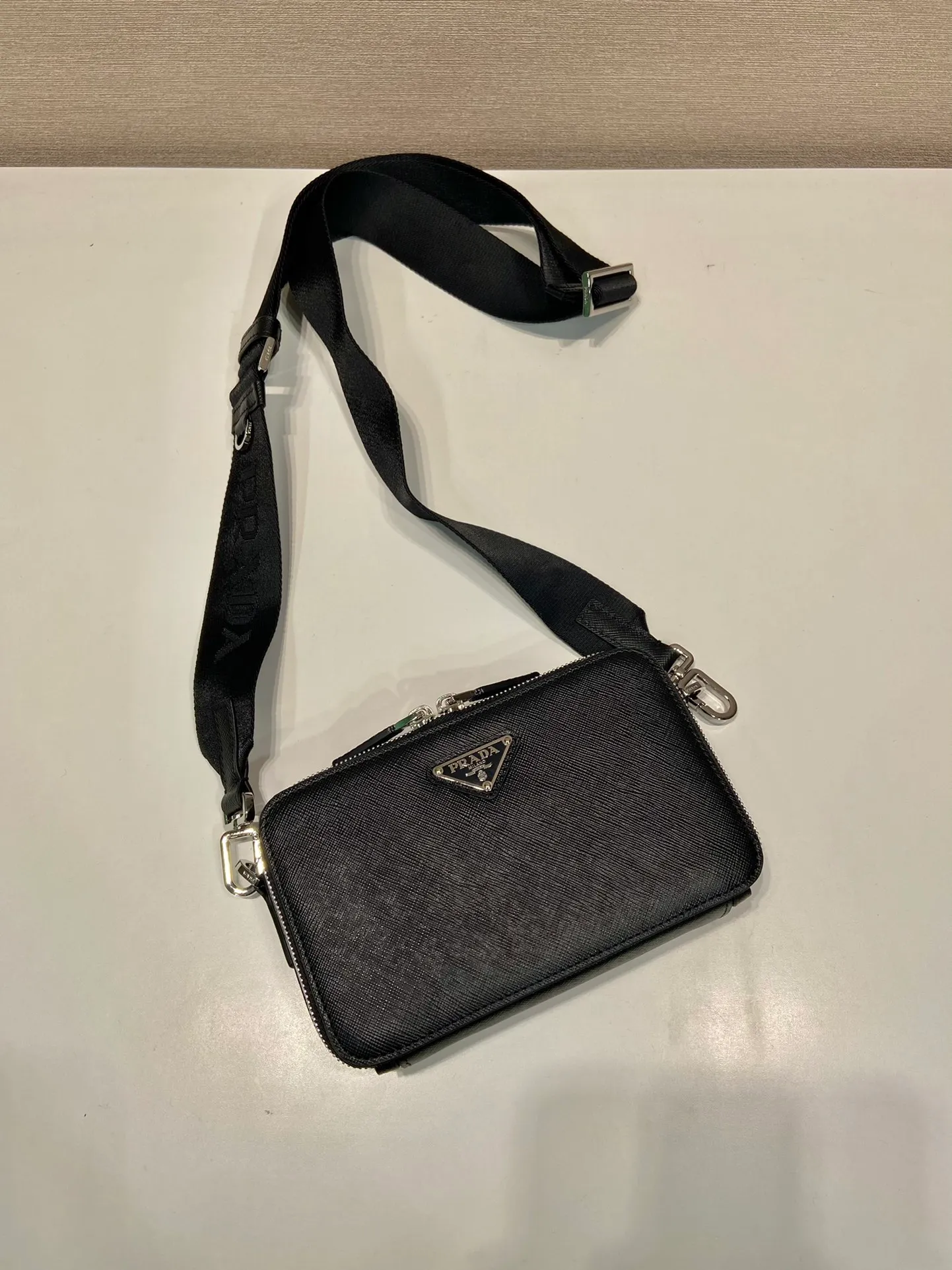 💰1120🎉New messenger bag🎉2VH173 cross pattern🎉👏 The contour lines of this 2024 Brique handbag are smooth and elegant, and the unique interwoven texture and wax ironing process of Saffiano leather add to the elegance and noble temperament. The detachable and adjustable shoulder strap features an enameled metal triangle logo for a stylish and versatile fit. It has a large capacity and is worth owning. Hurry up and get it🎉🎉Length 19x Height 11.5x Bottom 3.5cm🎉🎉👏👏