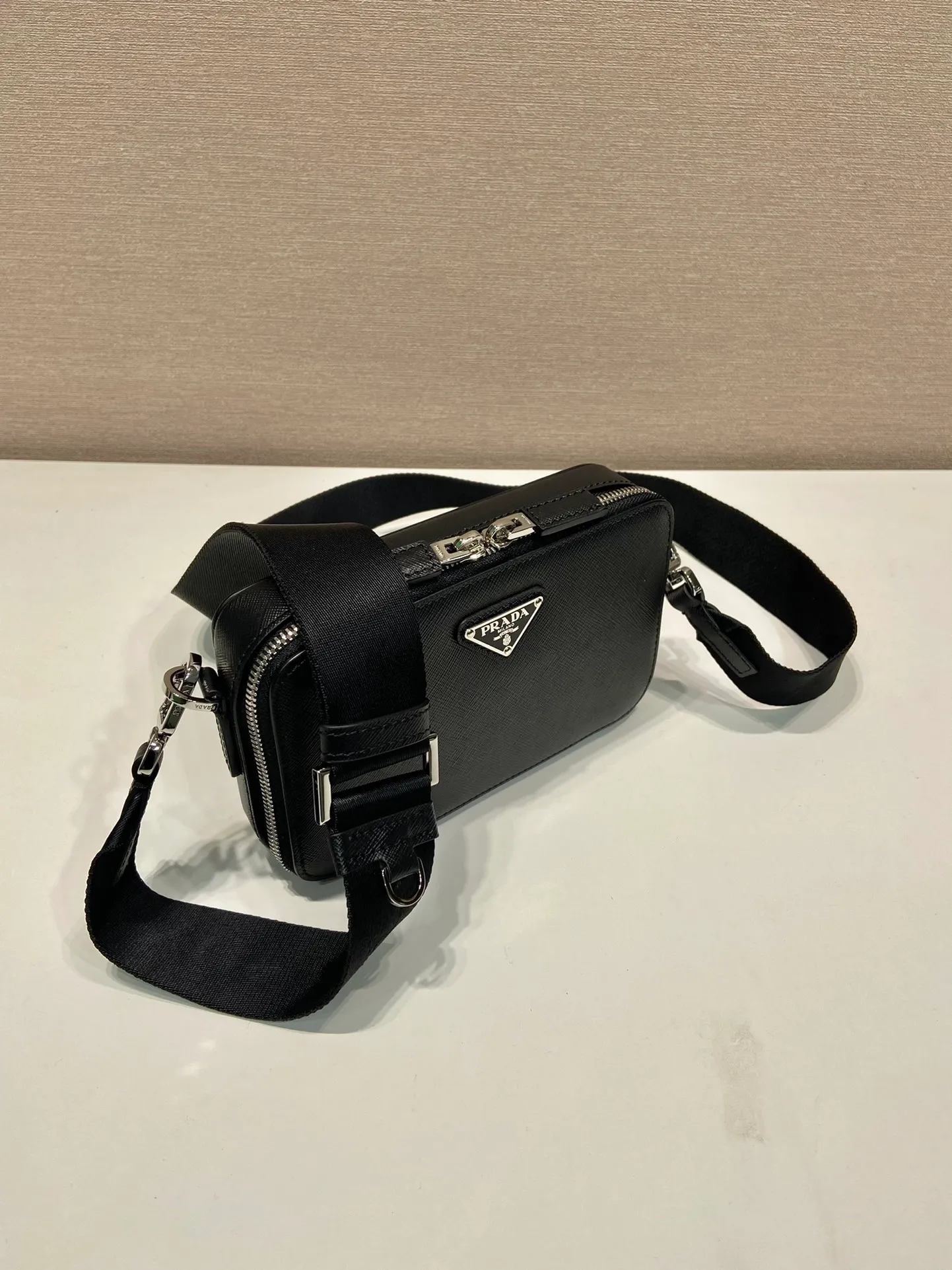💰1120🎉New messenger bag🎉2VH173 cross pattern🎉👏 The contour lines of this 2024 Brique handbag are smooth and elegant, and the unique interwoven texture and wax ironing process of Saffiano leather add to the elegance and noble temperament. The detachable and adjustable shoulder strap features an enameled metal triangle logo for a stylish and versatile fit. It has a large capacity and is worth owning. Hurry up and get it🎉🎉Length 19x Height 11.5x Bottom 3.5cm🎉🎉👏👏